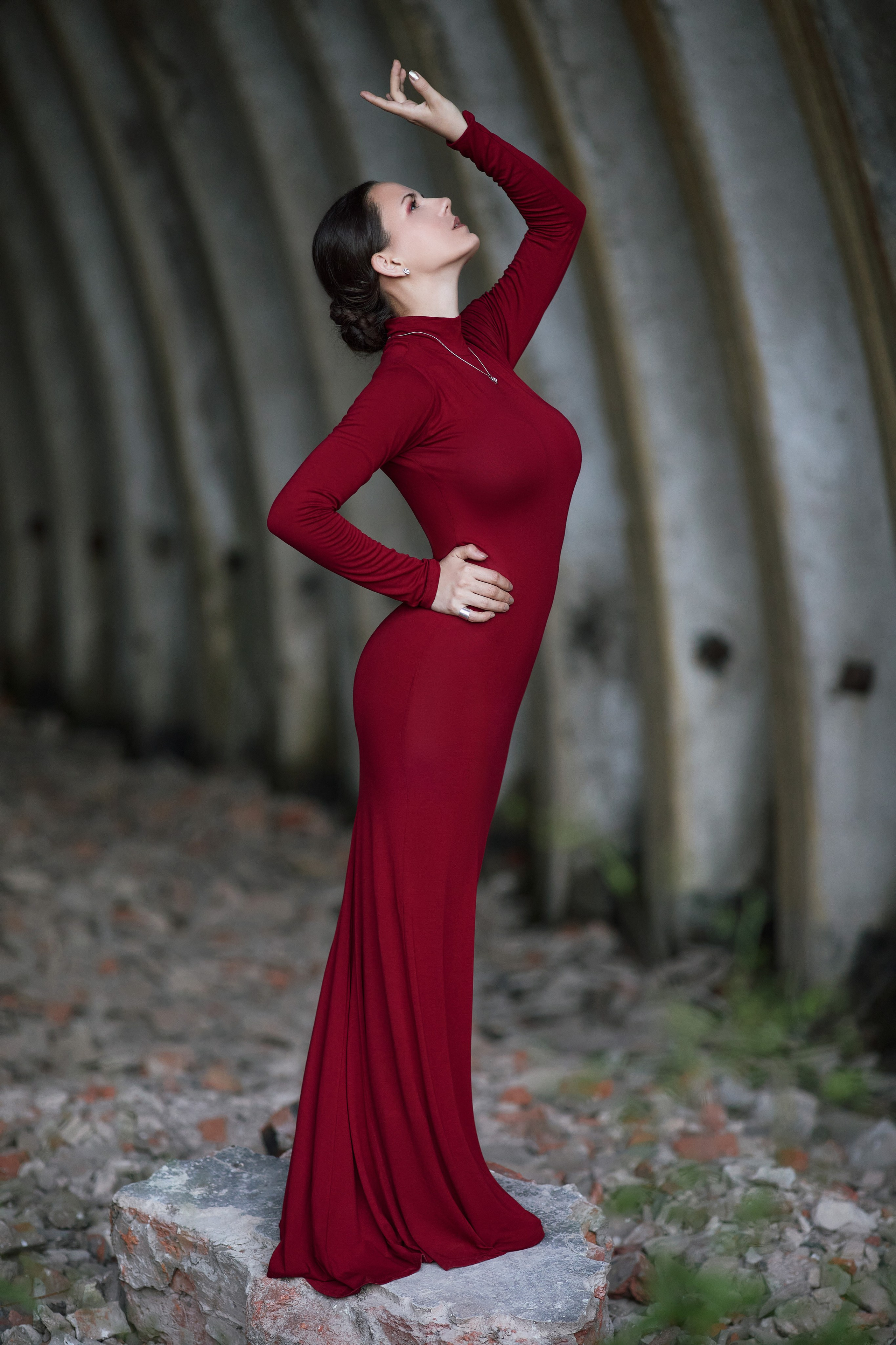 Пример необычной позы для портретной фотосессии в полный рост