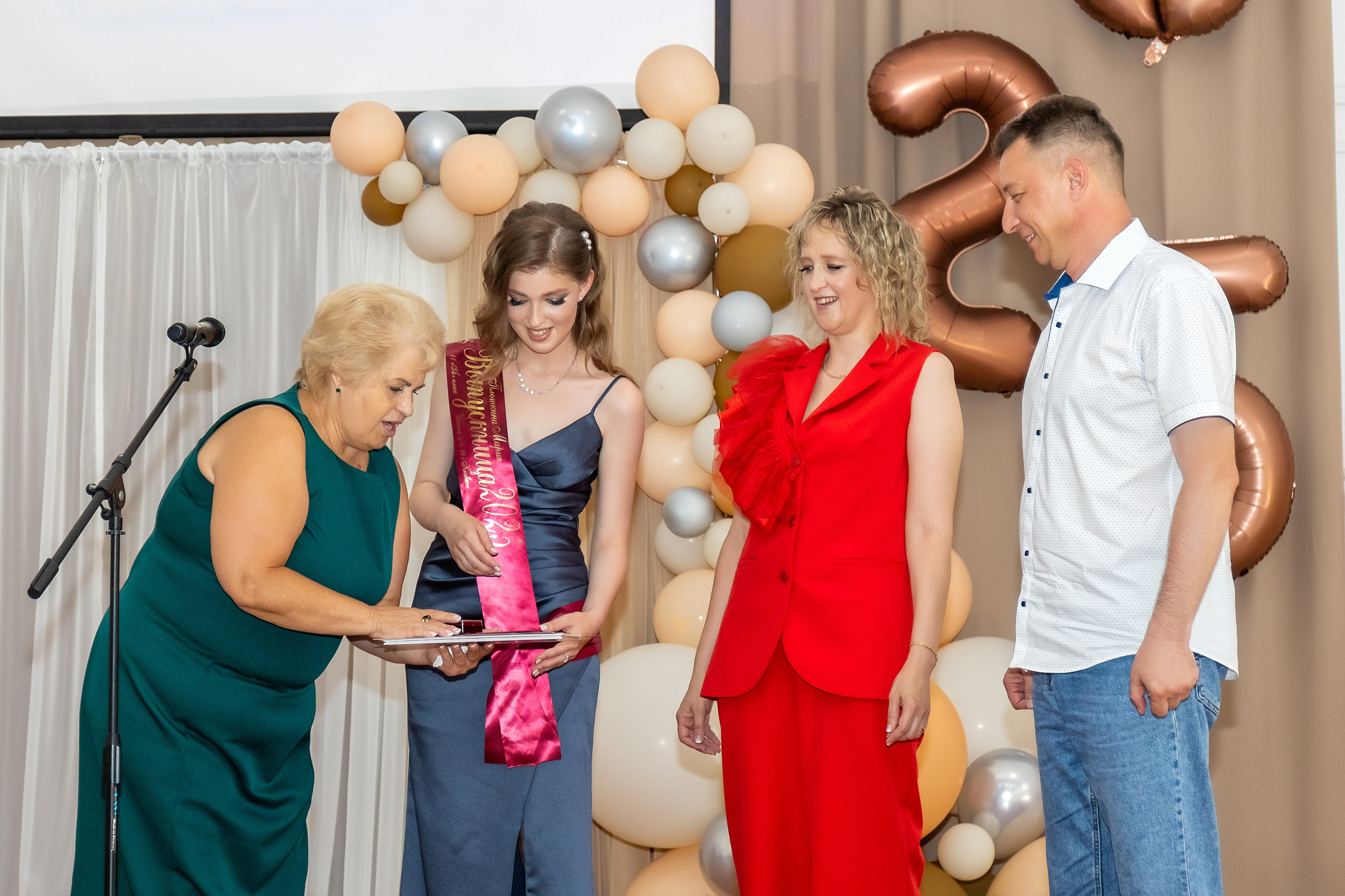 Выпускной. Школа 22, 11 класс. Стильный выпускной альбом Владивосток фотограф Вероника Мигачева