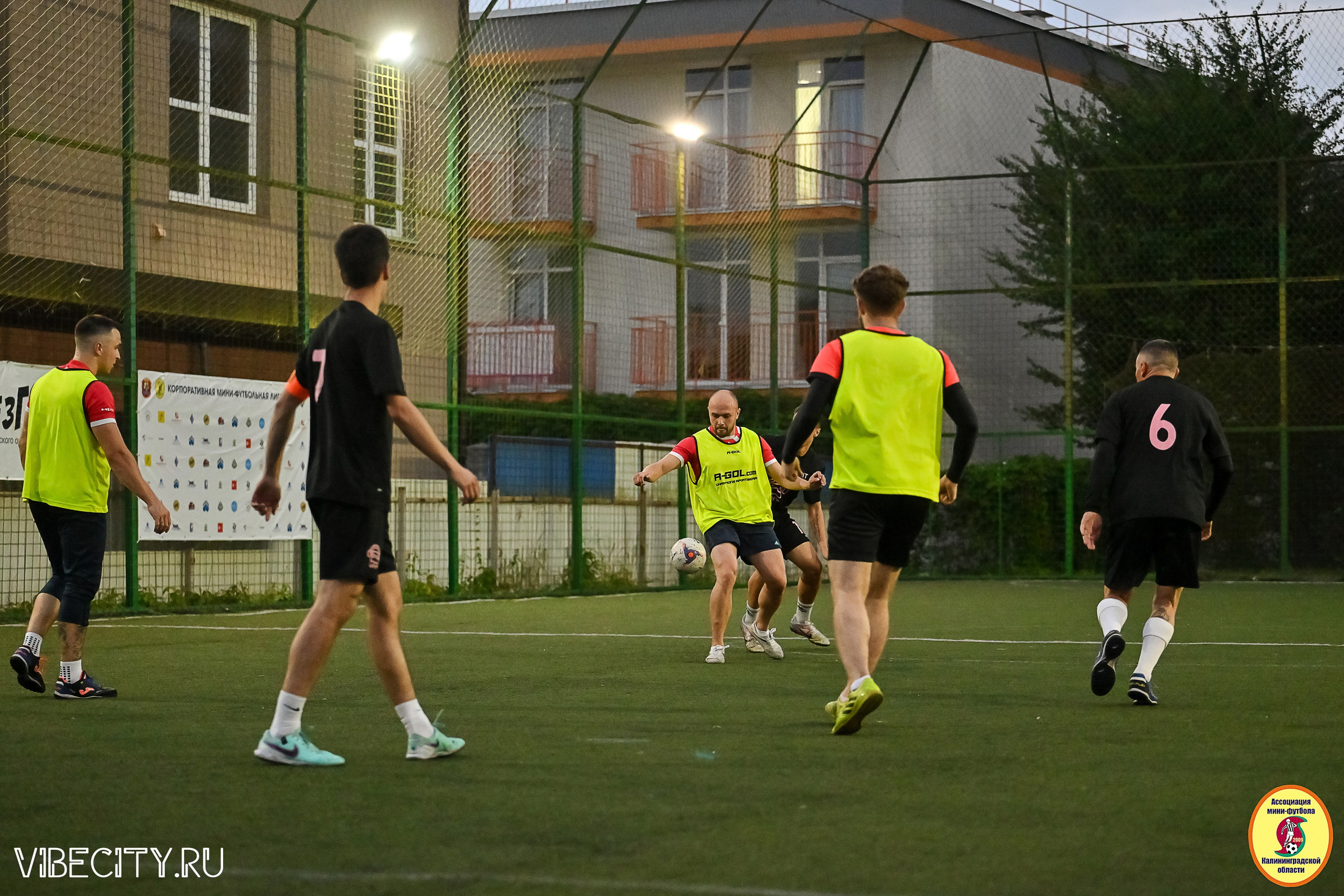 ИГРЫ МИНИ-ФУТБОЛЬНОЙ И КОРПОРАТИВНОЙ ЛИГИ. VIBECITY.RU Вайб Сити Ру Фоторепортажи Фотоотчеты Калининград