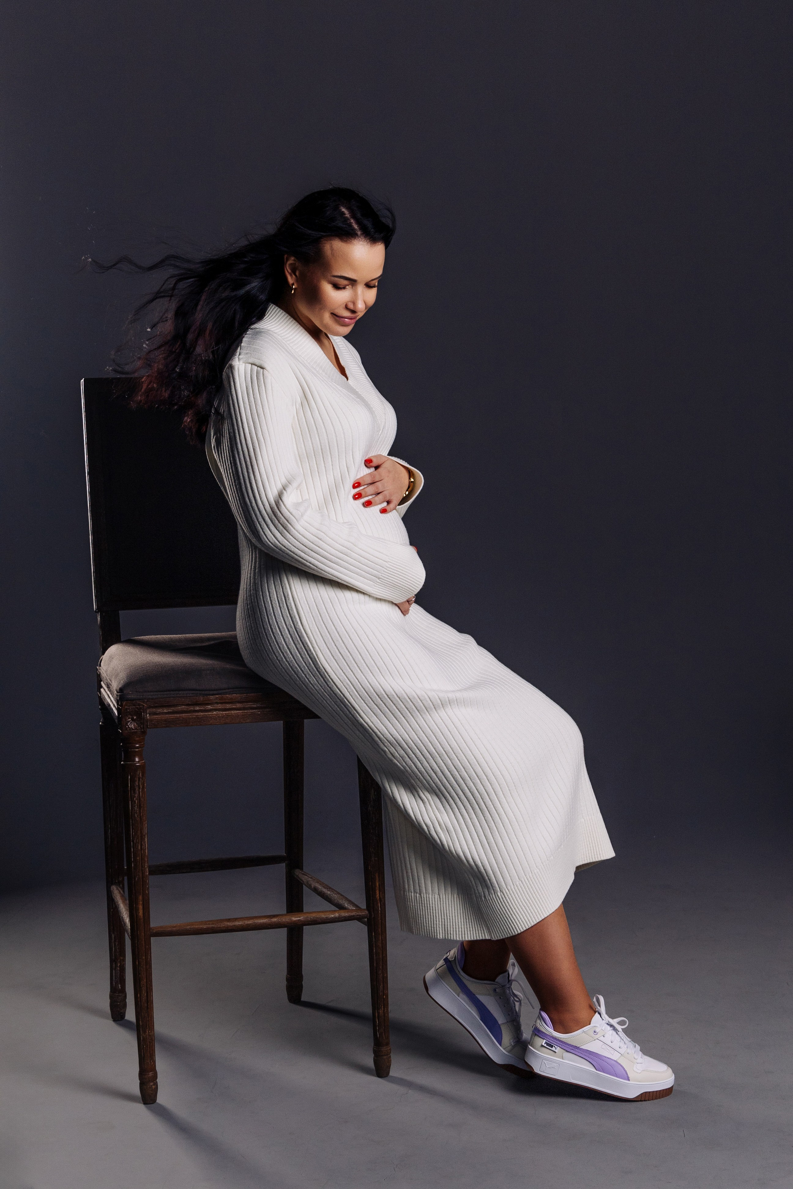 Студийная фотосъёмка: беременная девушка в белом платье на белом фоне