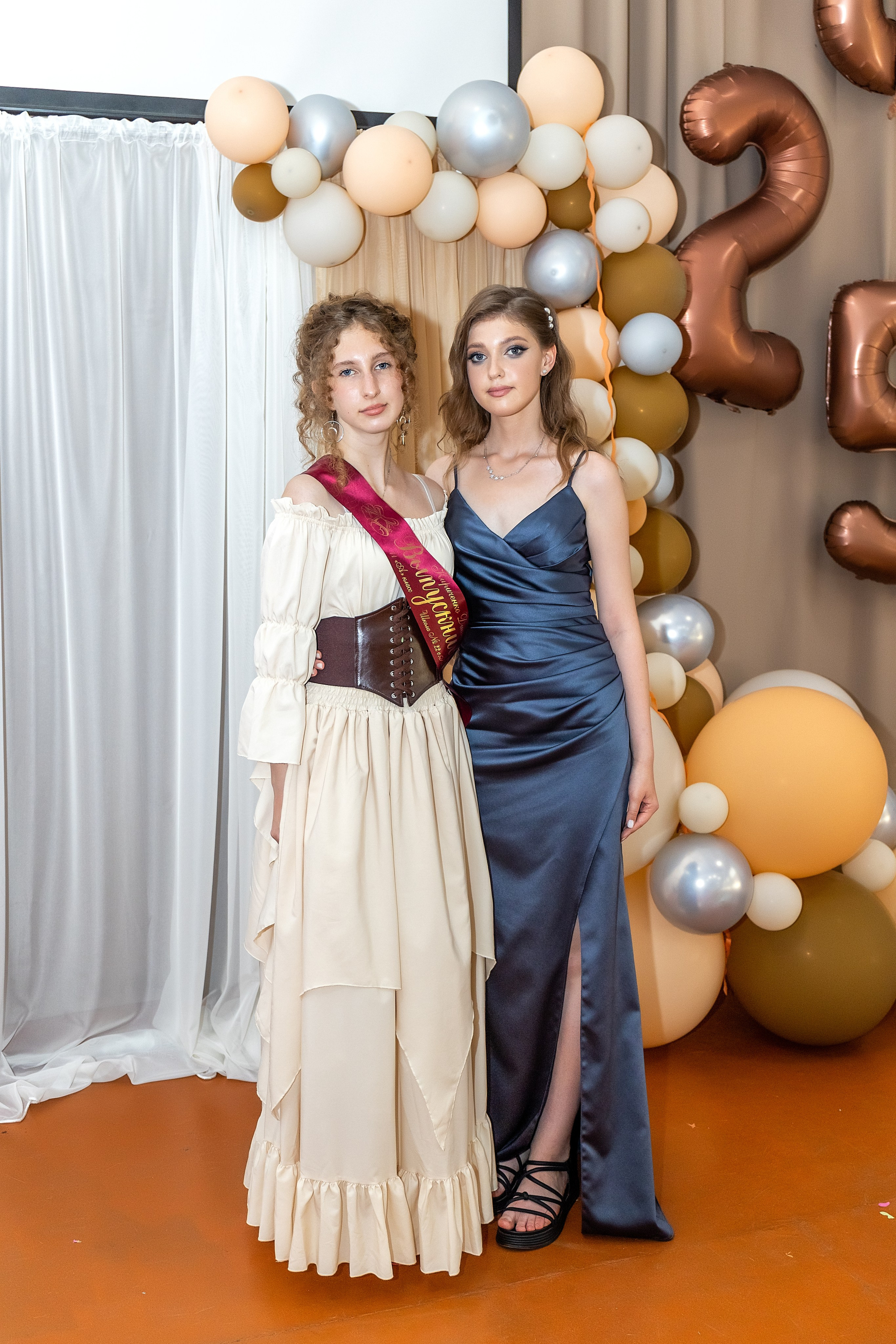 Выпускной. Школа 22, 11 класс. Стильный выпускной альбом Владивосток фотограф Вероника Мигачева