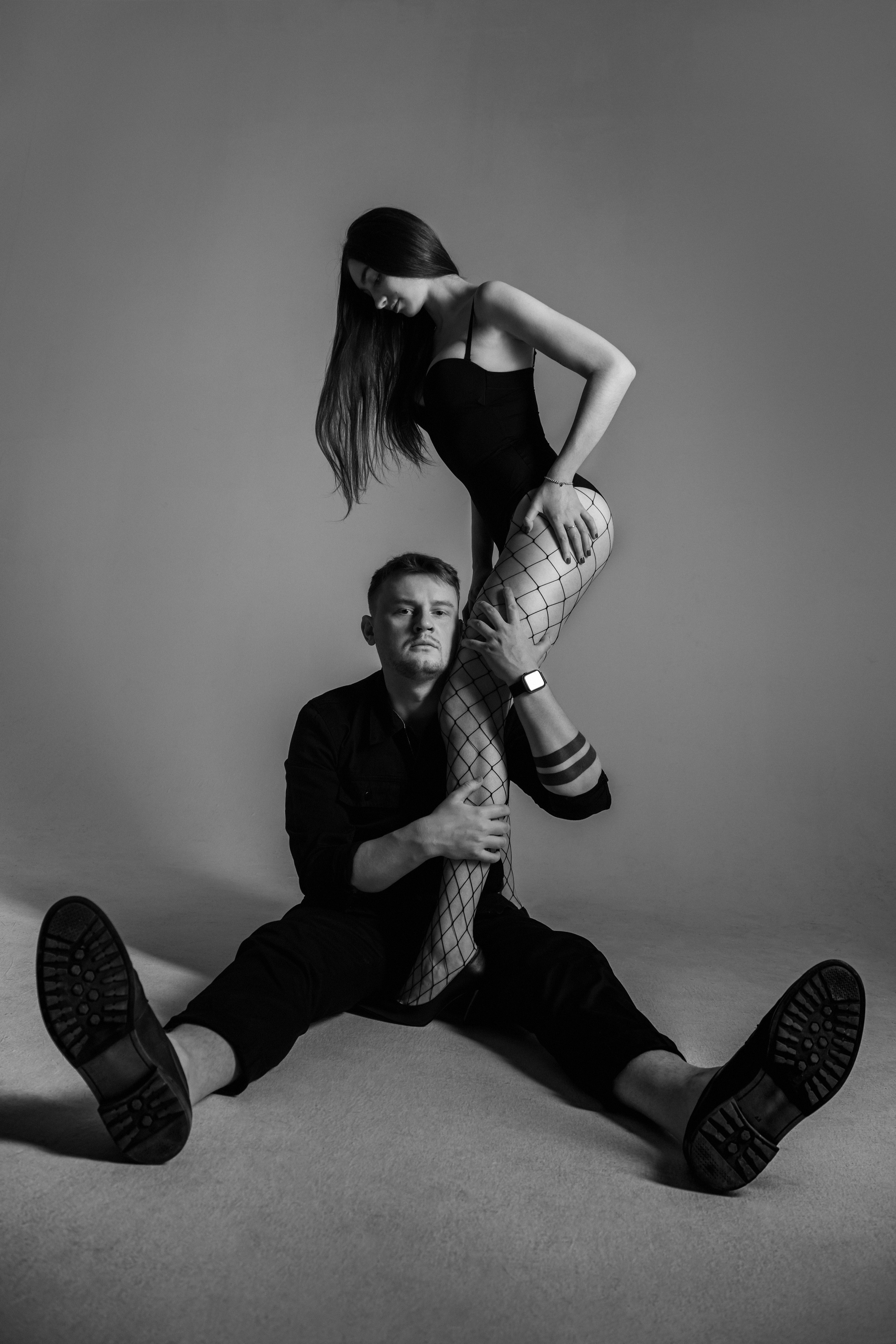 Фотосессия в белой студии. Фотосессия с мужем в Москве. Фотосессия пары.