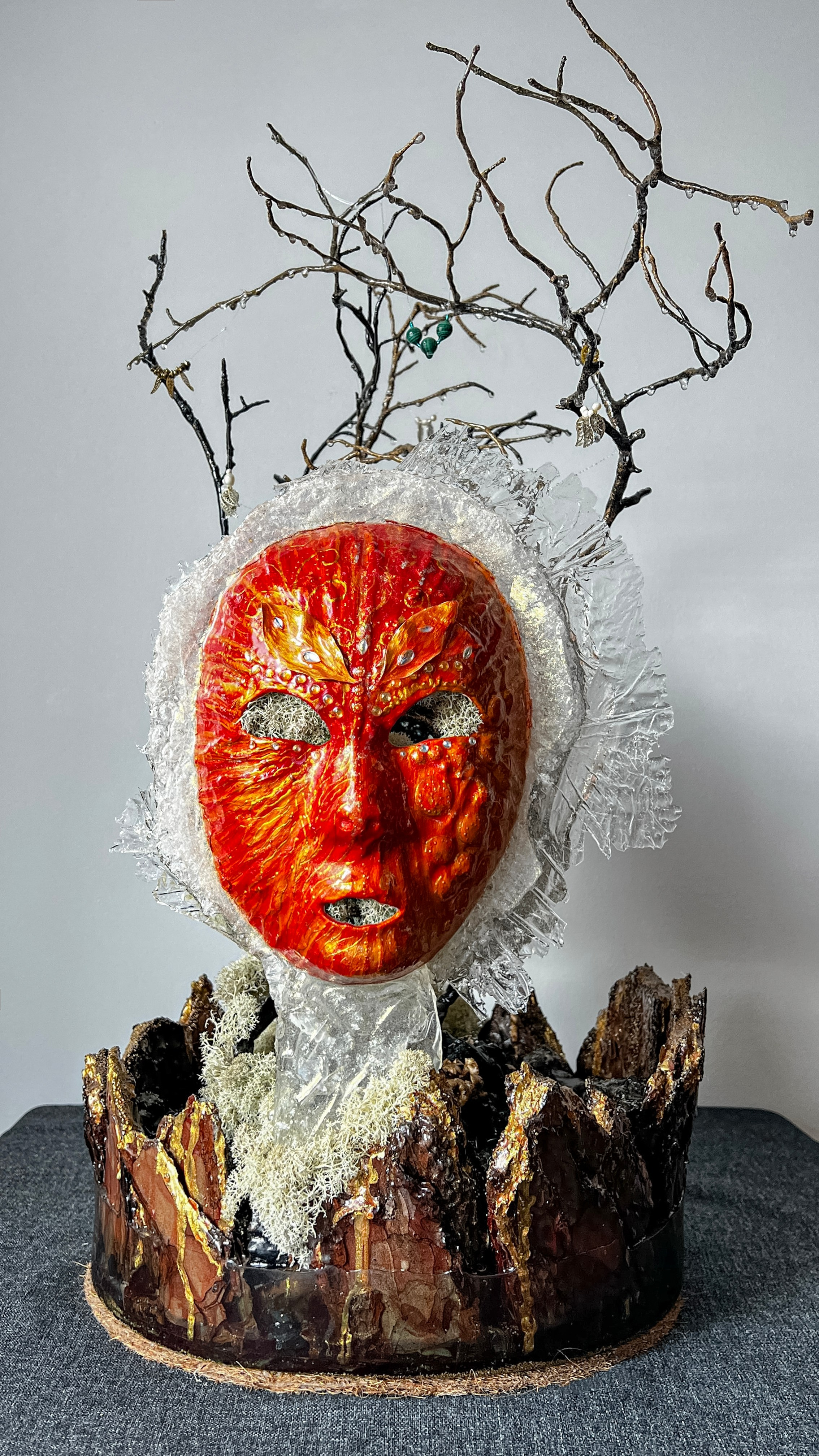 2025г. Размер : 50 см на 70 см, вес 8,65 кг. Материалы - деревянная глина, поталь золото, текстурная декоративная паста, сосновая кора, сосновые ветви, ягель стабилизированный, уголь, галька, пористые декоративные камни, эпоксидная смола. На ветвях натуральный речной жемчуг, бусины из мурманского стекла, бусины из янтаря, коралла, гематит, малахит. Маски также изготовлены вручную. Цена по запросу