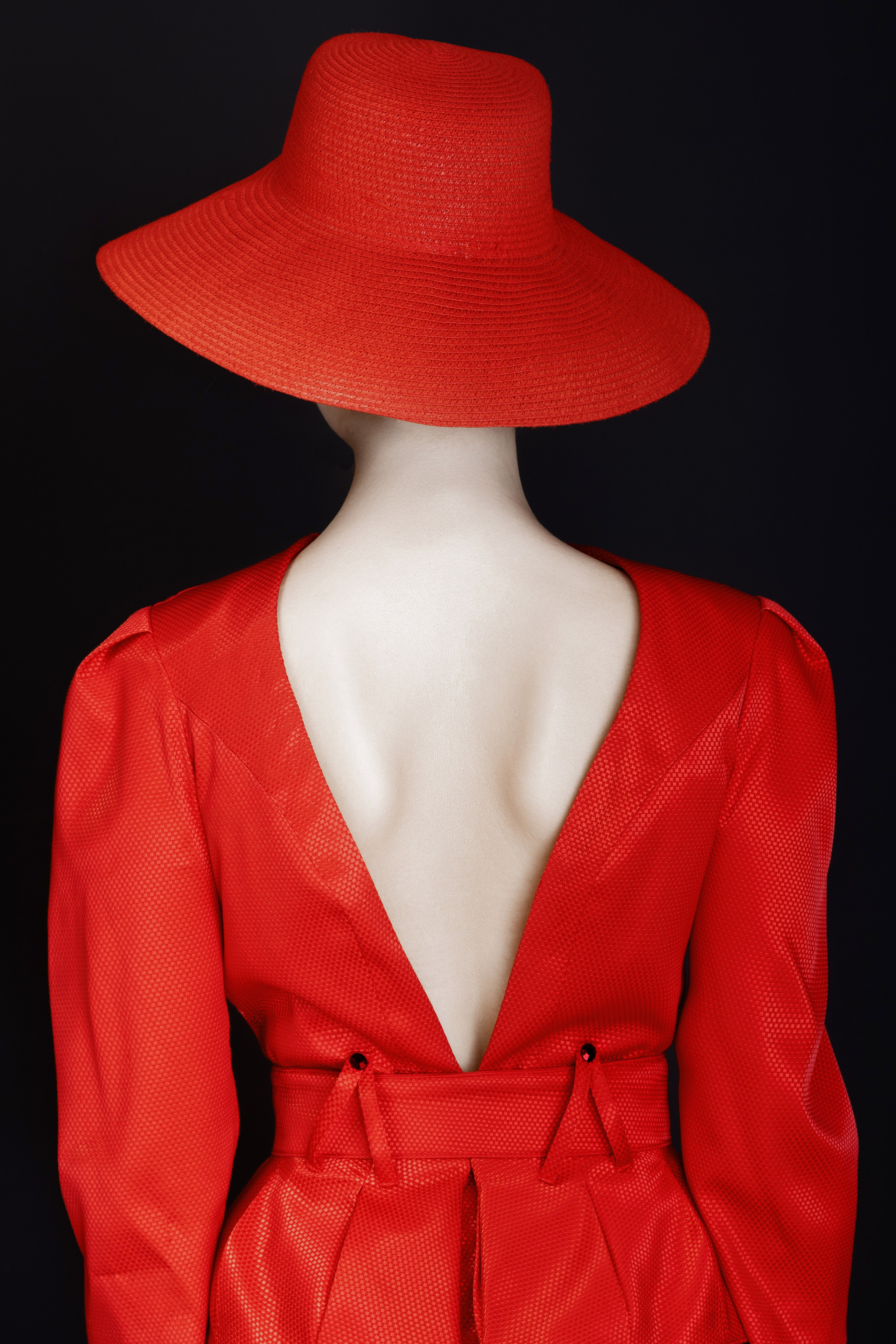 Портрет девушки в красном платье в студии