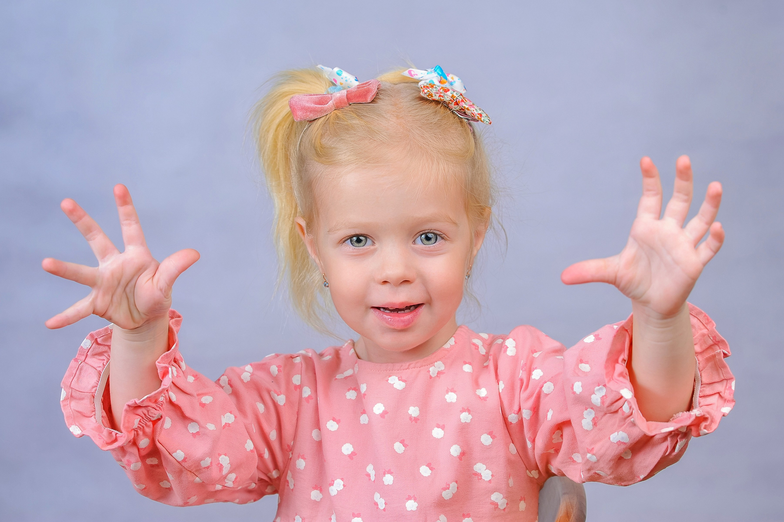 Игровая фотосессия на фоне в детском саду для выпускного альбома.