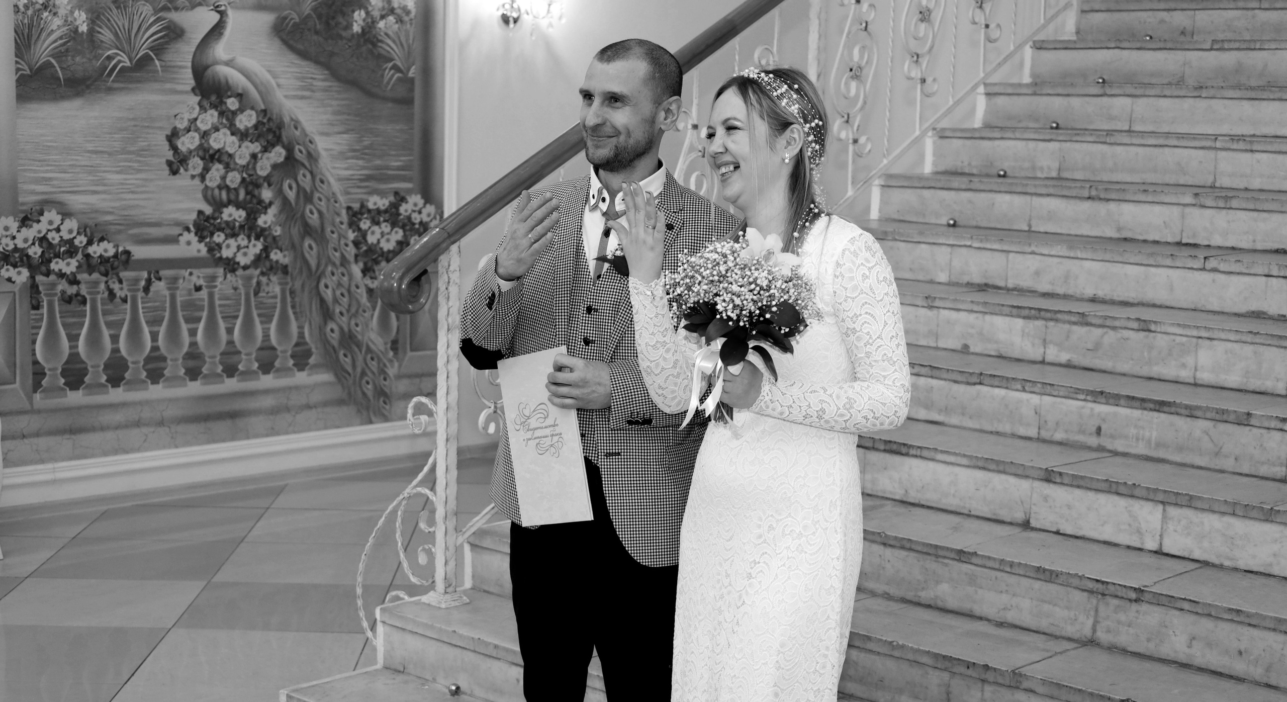 Счастливые молодожены смеются на лестнице в торжественном зале. Невеста с букетом из гипсофилы. Свадебный фотограф Королёв, Московская область, Москва, Юлия Егорова