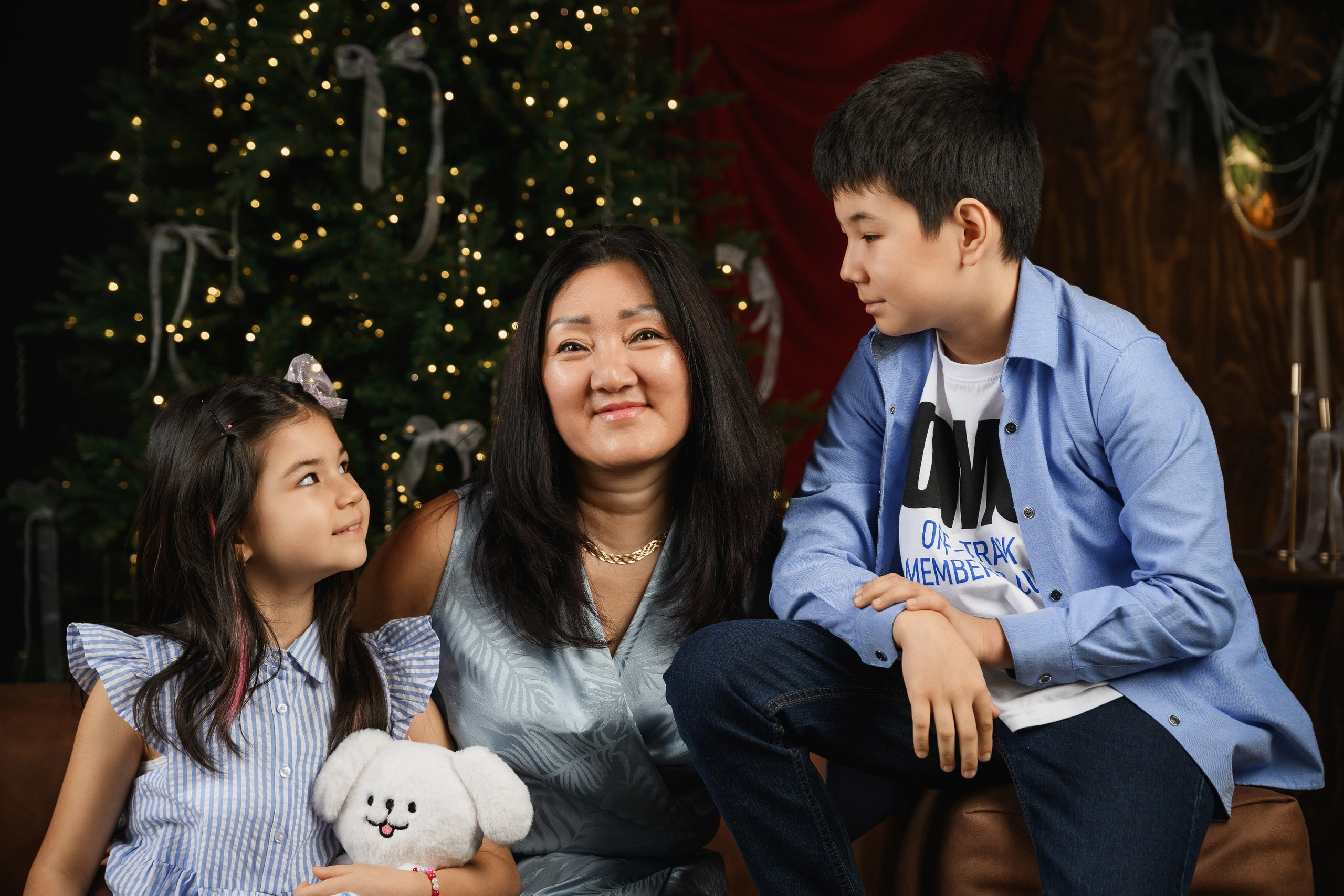 Семейная фотосъемка в студии в Петропавловске-Камчатском. Семейная фотосессия в студии в Петропавловске-Камчатском. Профессиональная семейная фотосъемка в светлой студии в Петропавловске-Камчатском. Стильные и теплые семейные фотографии в студии в Петропавловске-Камчатском. Семейная фотосессия в студии, стоимость в Петропавловске-Камчатском.