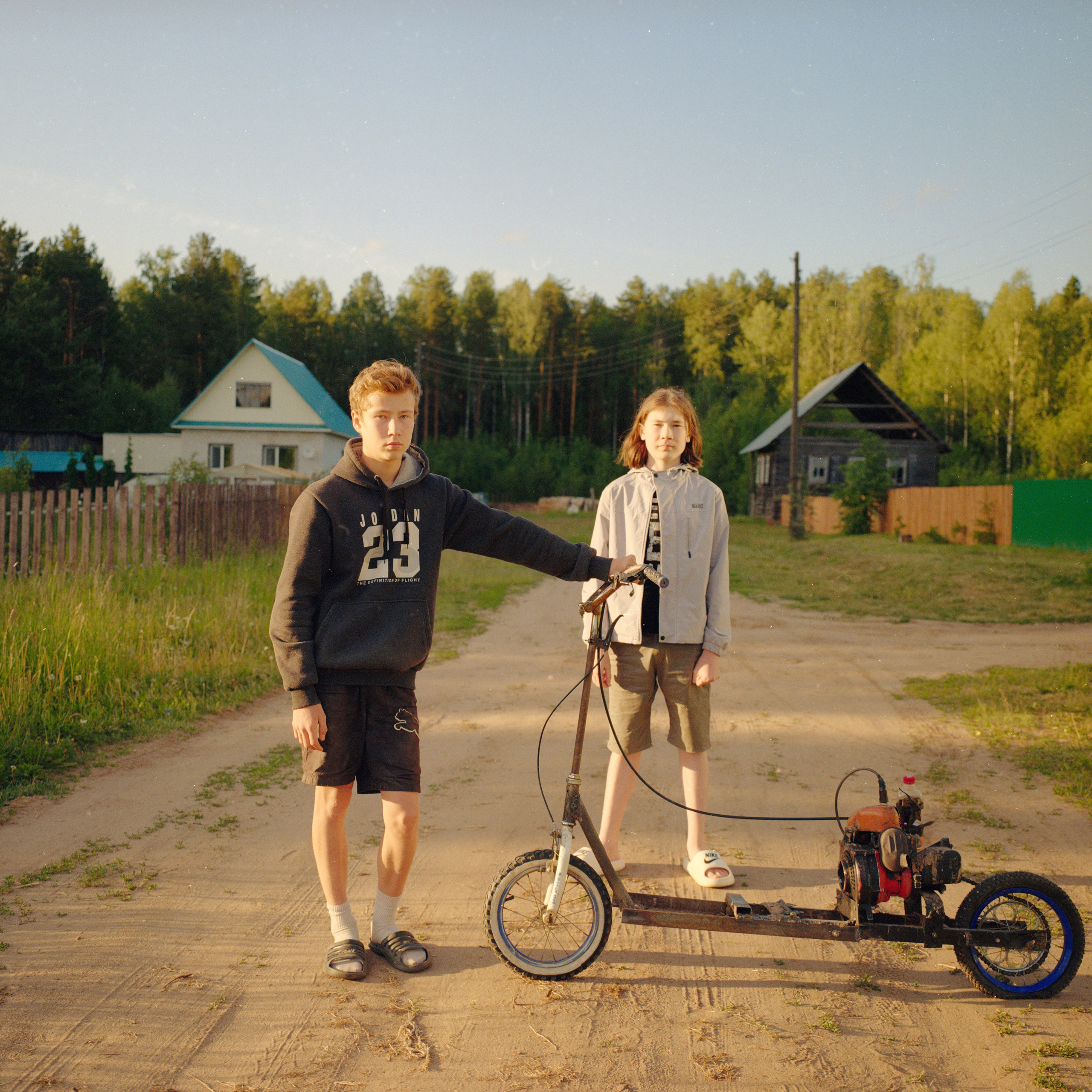 Ребята из поселка Кез идут кататься на «бензосамокате», который один их них сделал своими руками на двигателе из бензопилы.