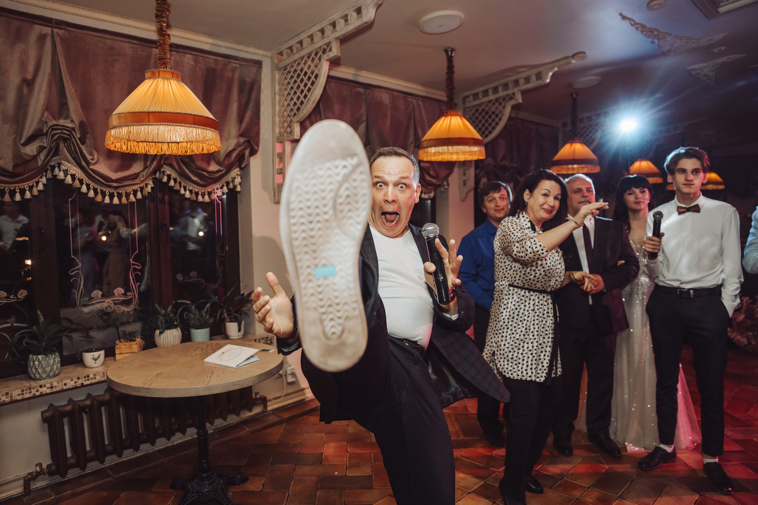 ведущий Денис Гагарин