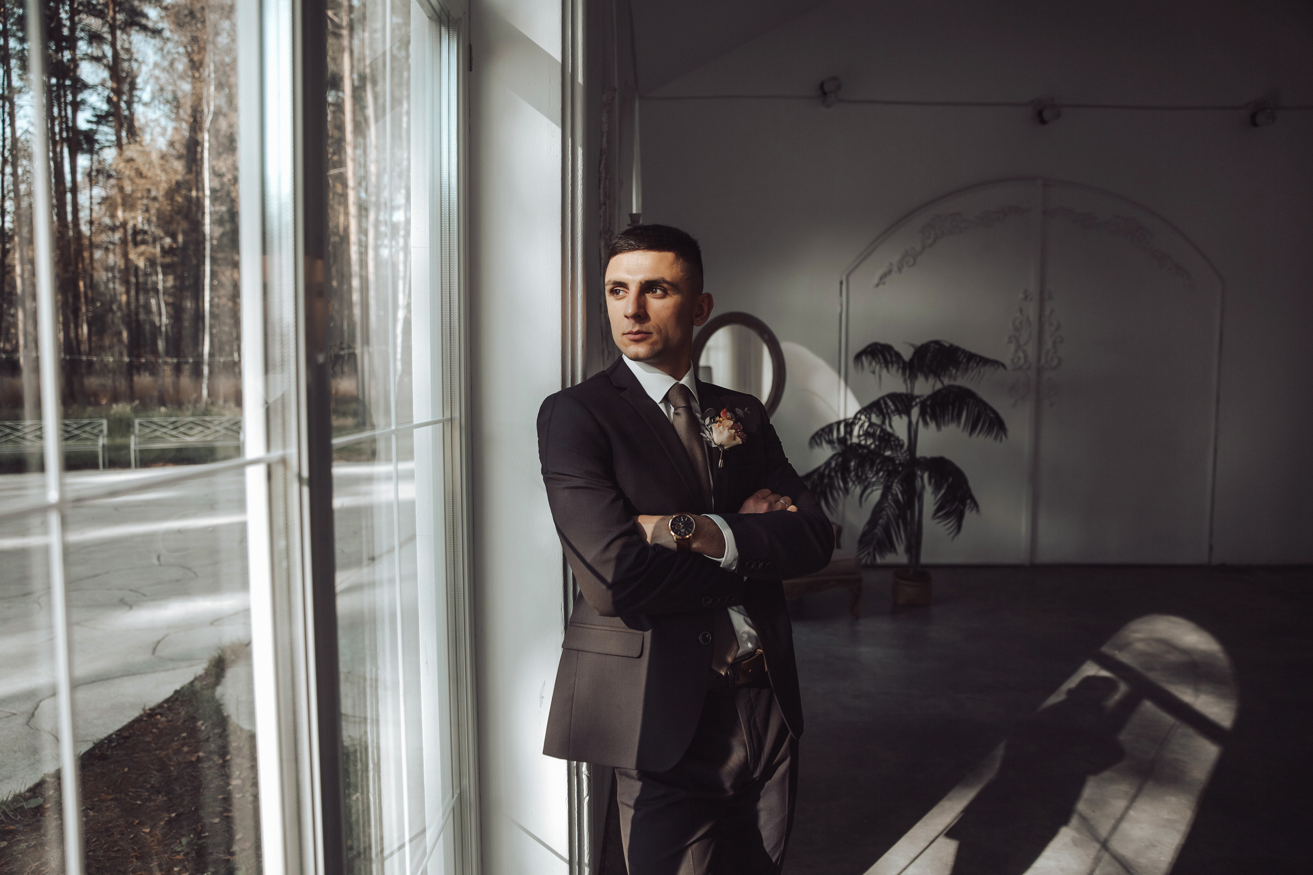 Жених смотрит в окно