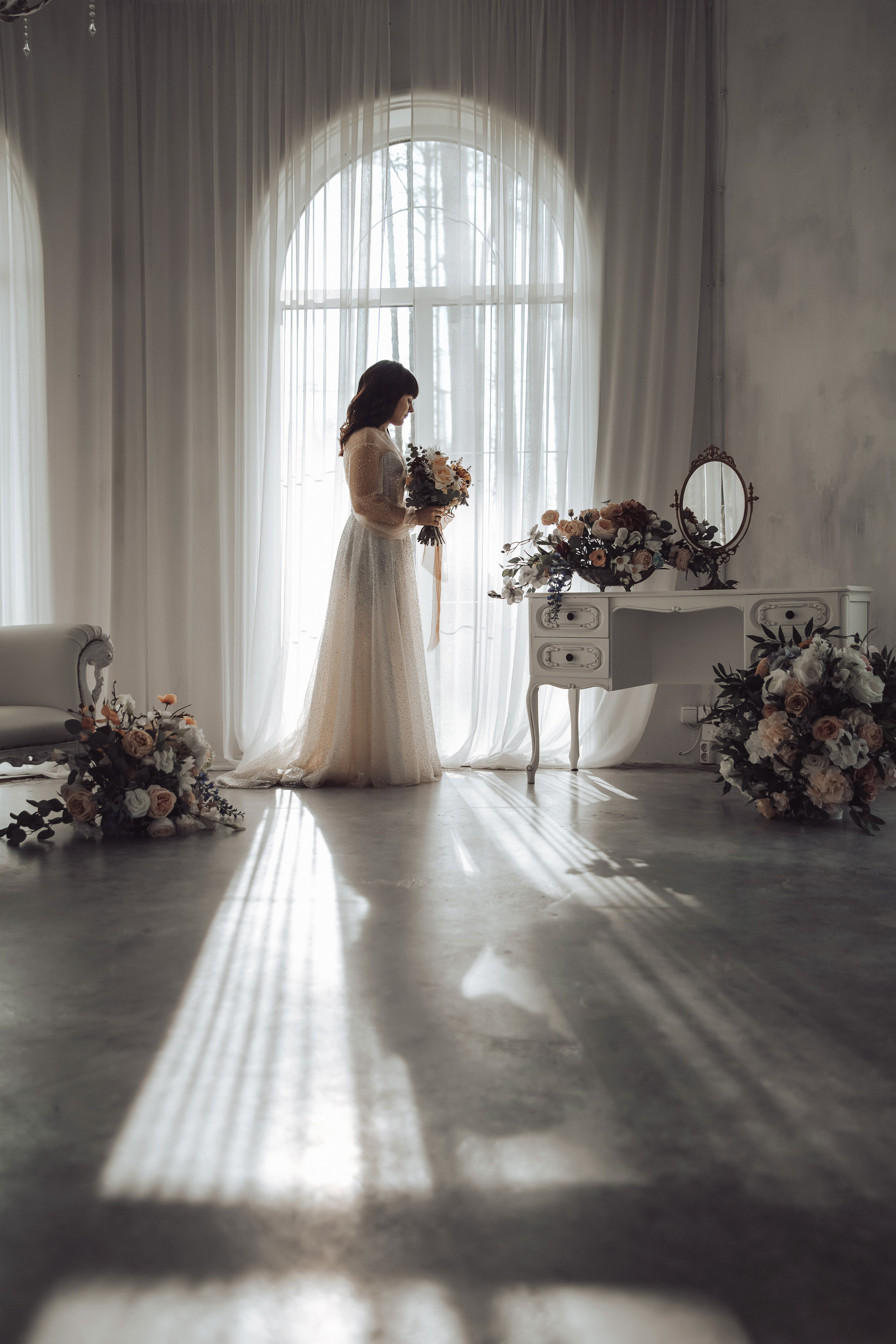 свадебная фотосессия, невеста у окна