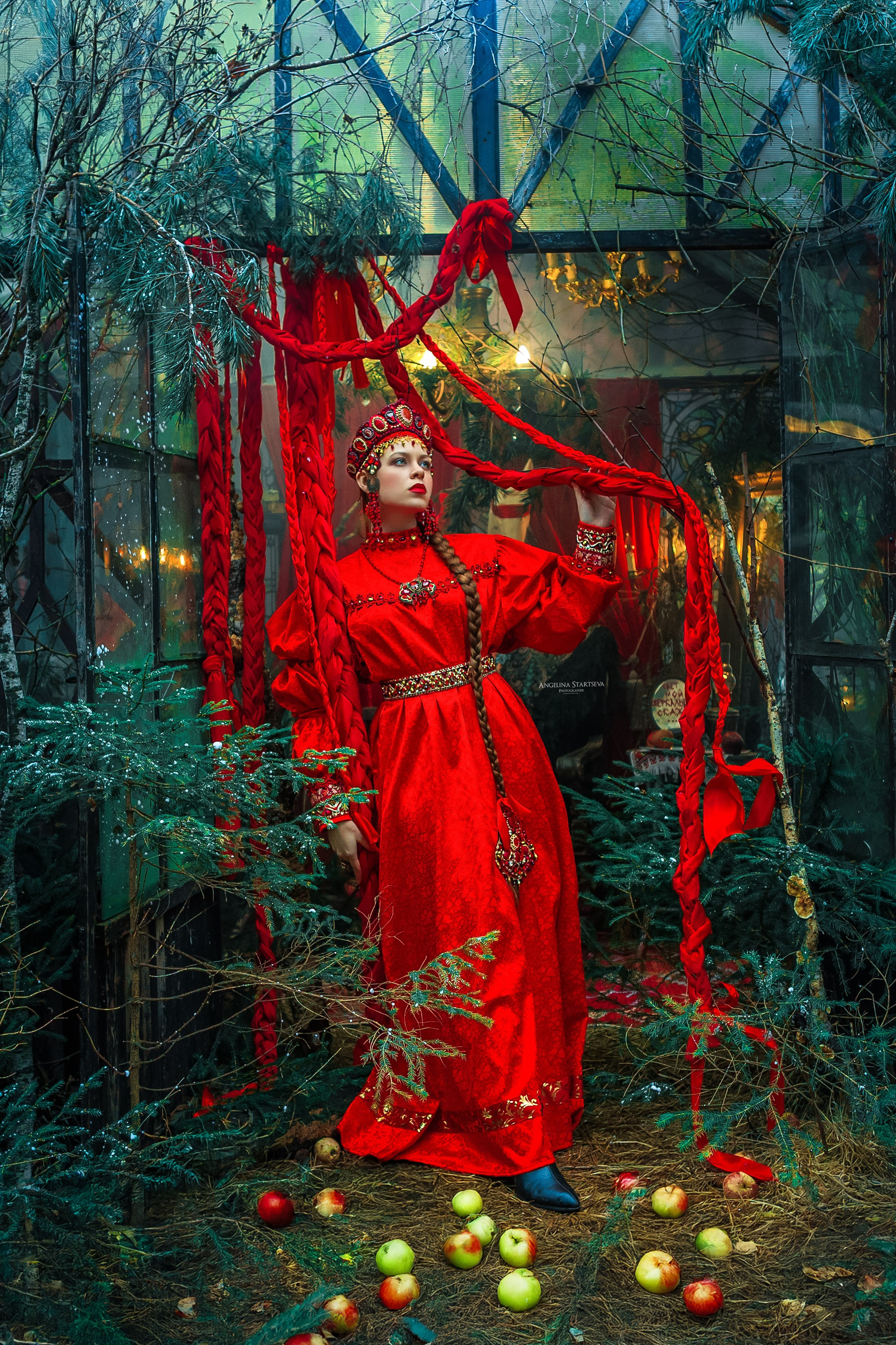 фотосессия в год огненно лошади, фотосессия с символом года, новогодняя фотосессия в Москве, фотосессия в алом русском костюме, фотосессия в русском стиле в Москве, русский стиль фотосессия, рустик, девушка с длинной косой в русском наряде