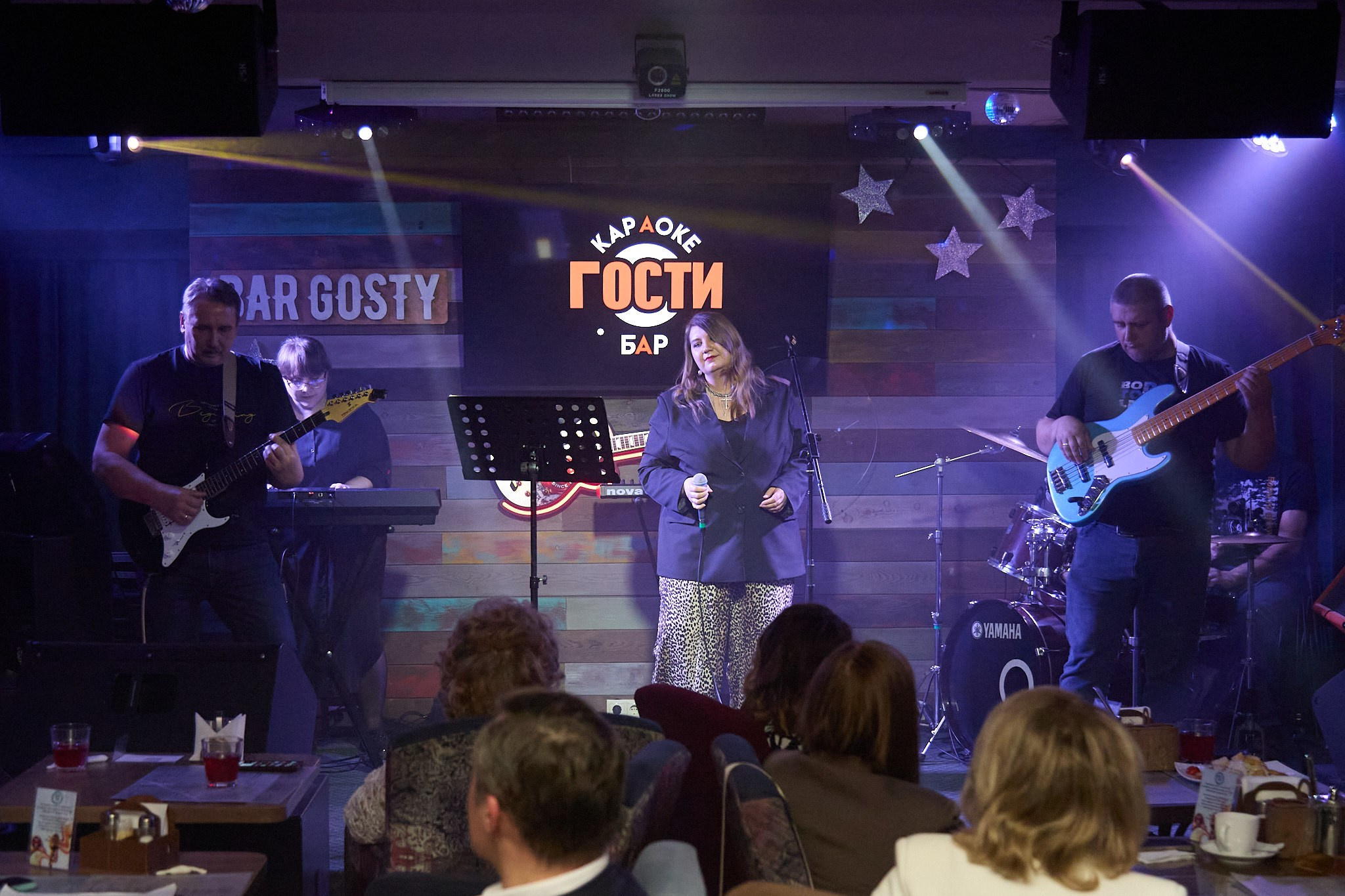 Концерт в баре «Гости». Фотограф Омск | Александр Вандеров