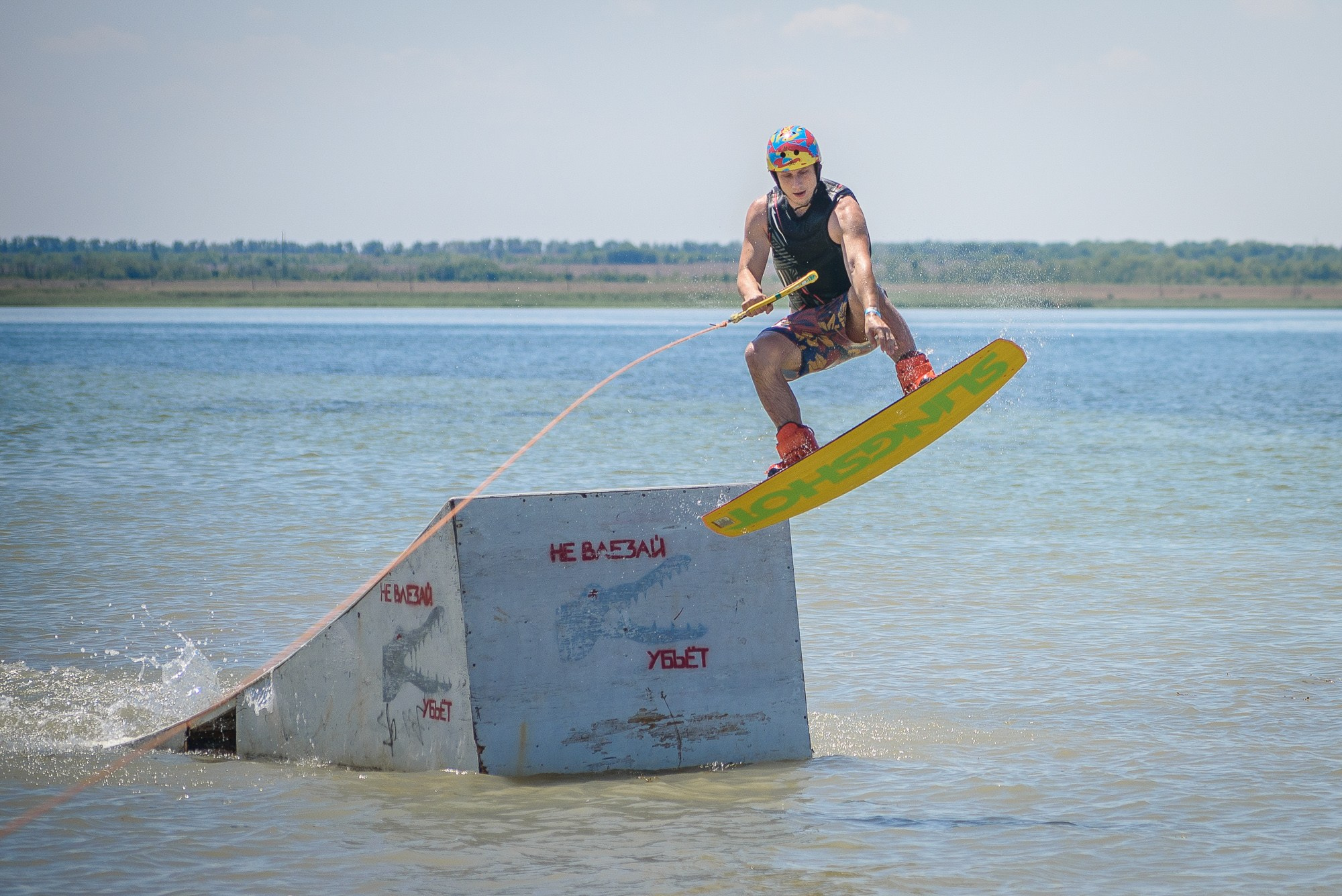 Спортсмен  в прыжке на скимборде