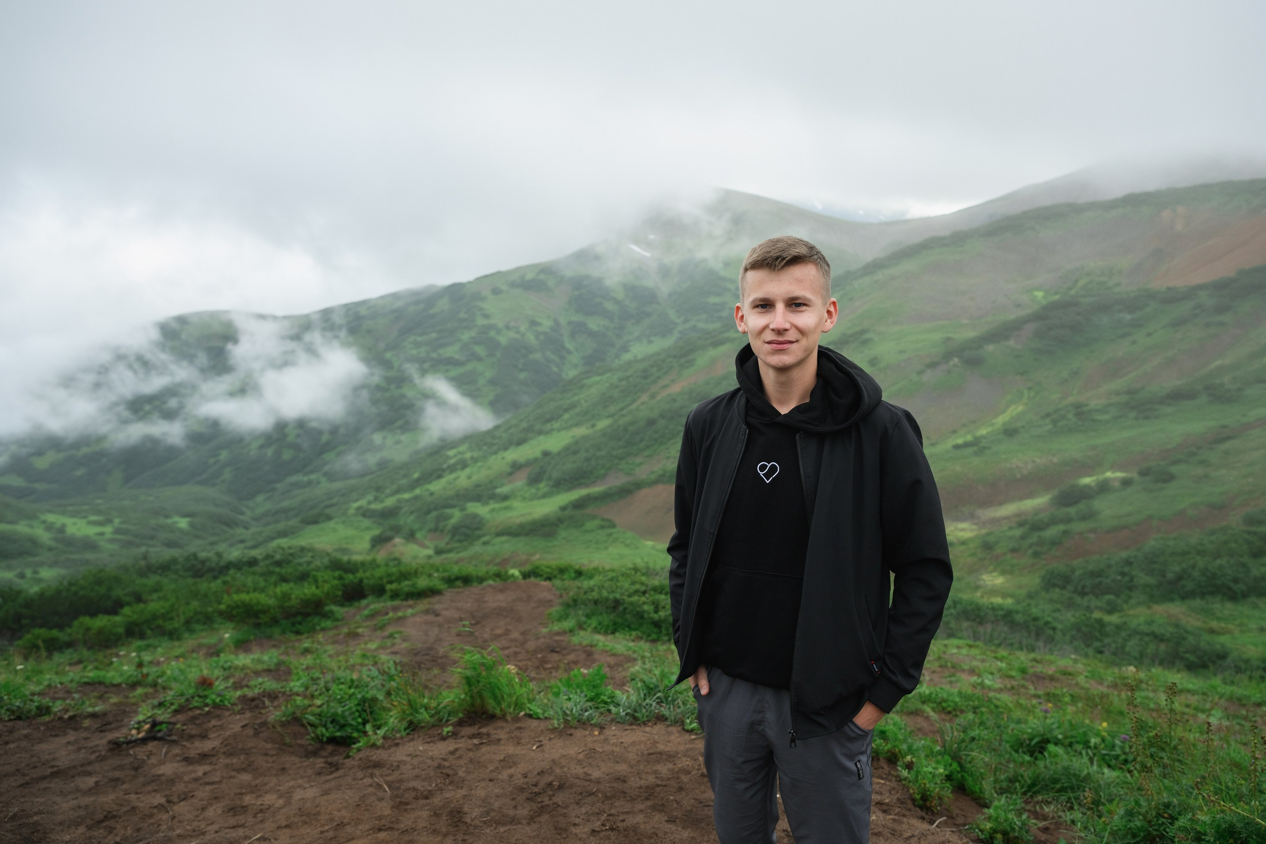 Фотосъемка восхождения на Мутновский вулкан в рамках экофорума в Петропавловске-Камчатском. Экспедиционная фотосъемка на Мутновский вулкан с участниками экофорума в Петропавловске-Камчатском. Документальная съемка восхождения эко-активистов на вулкан в Петропавловске-Камчатском. Эко-экспедиция с фотосъемкой на Мутновский вулкан в Петропавловске-Камчатском. Профессиональная съемка восхождения на вулкан в рамках экологического форума в Петропавловске-Камчатском.