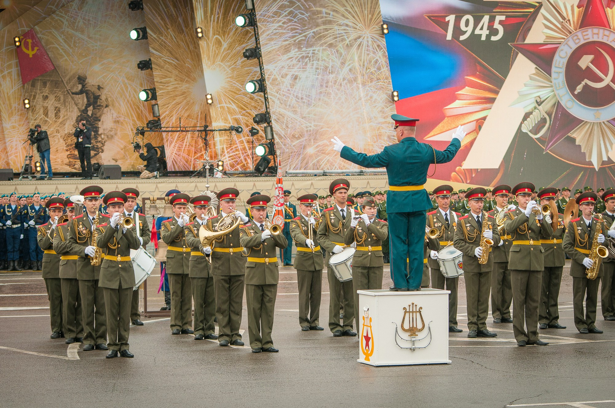 Военный оркестр начинает военный парад по команде дирижёра