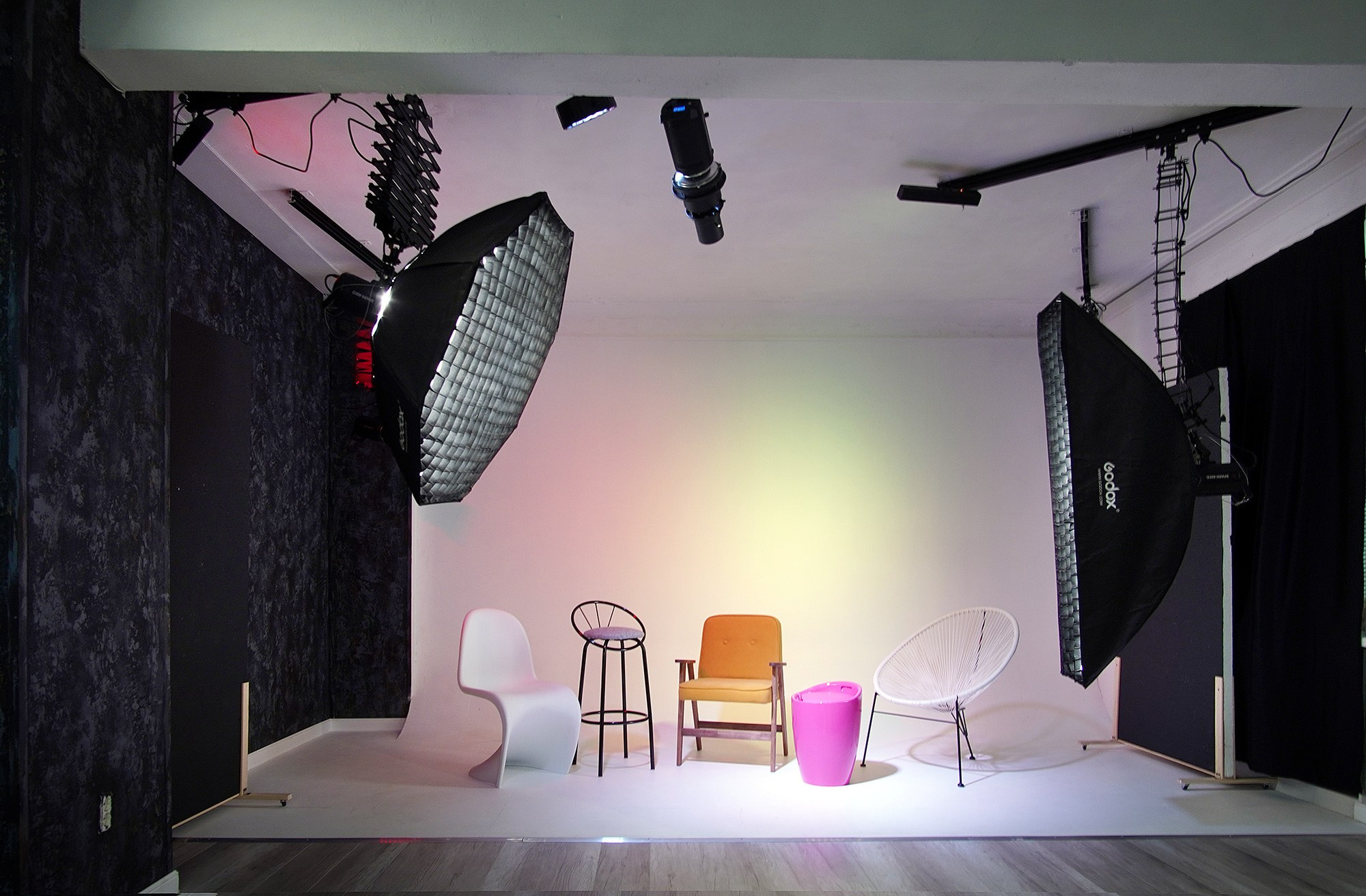 Селфи студия с разными локациями. Студия автопортрета в Кирове. Студия с зеркалом без фотографа