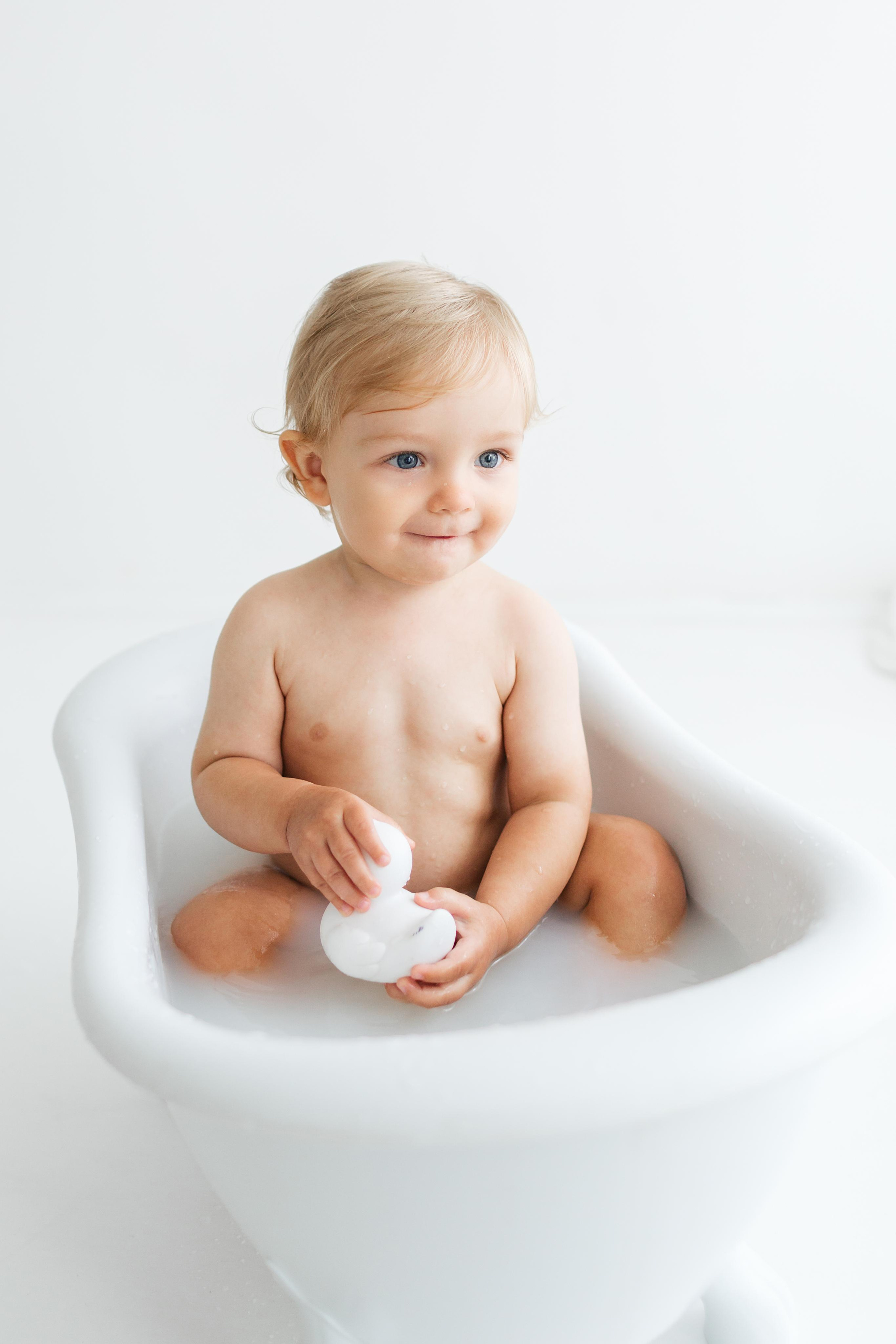 Купание малыша в ванне