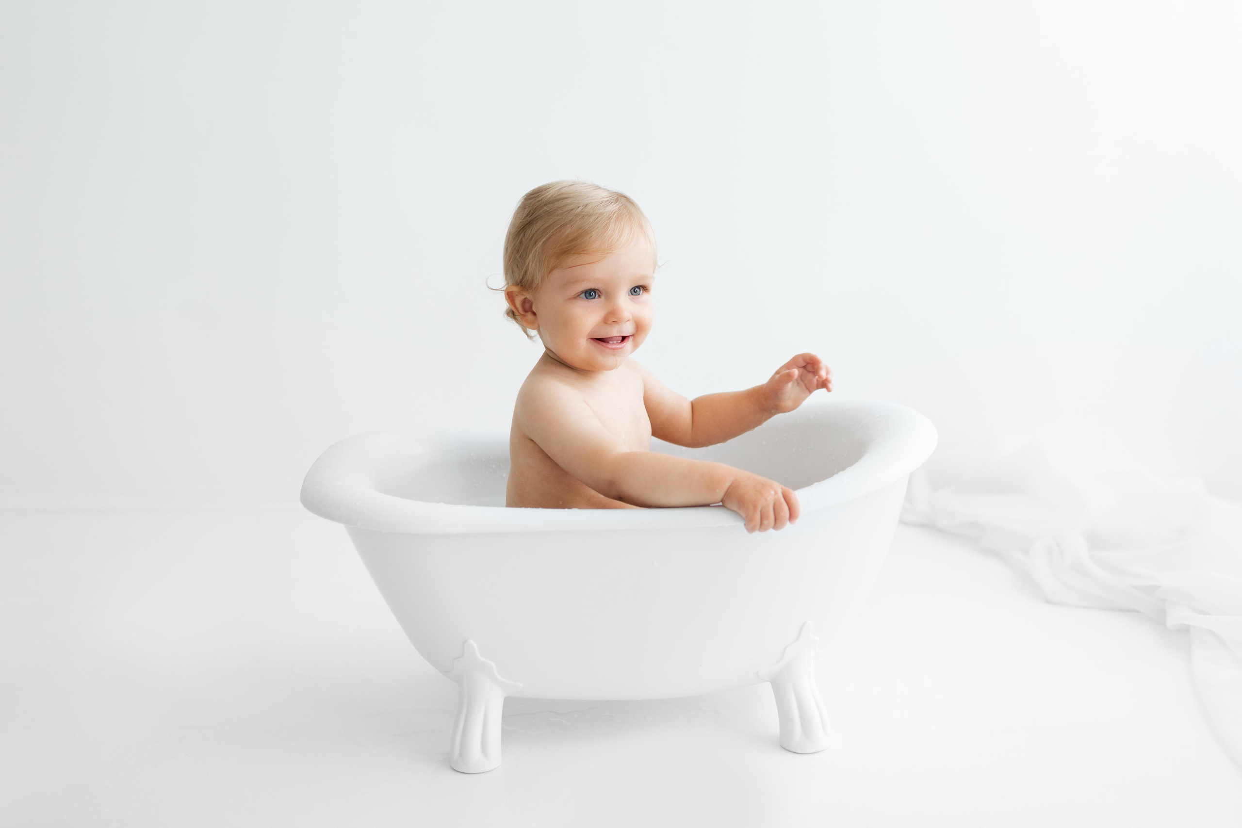 Купание малыша в ванне