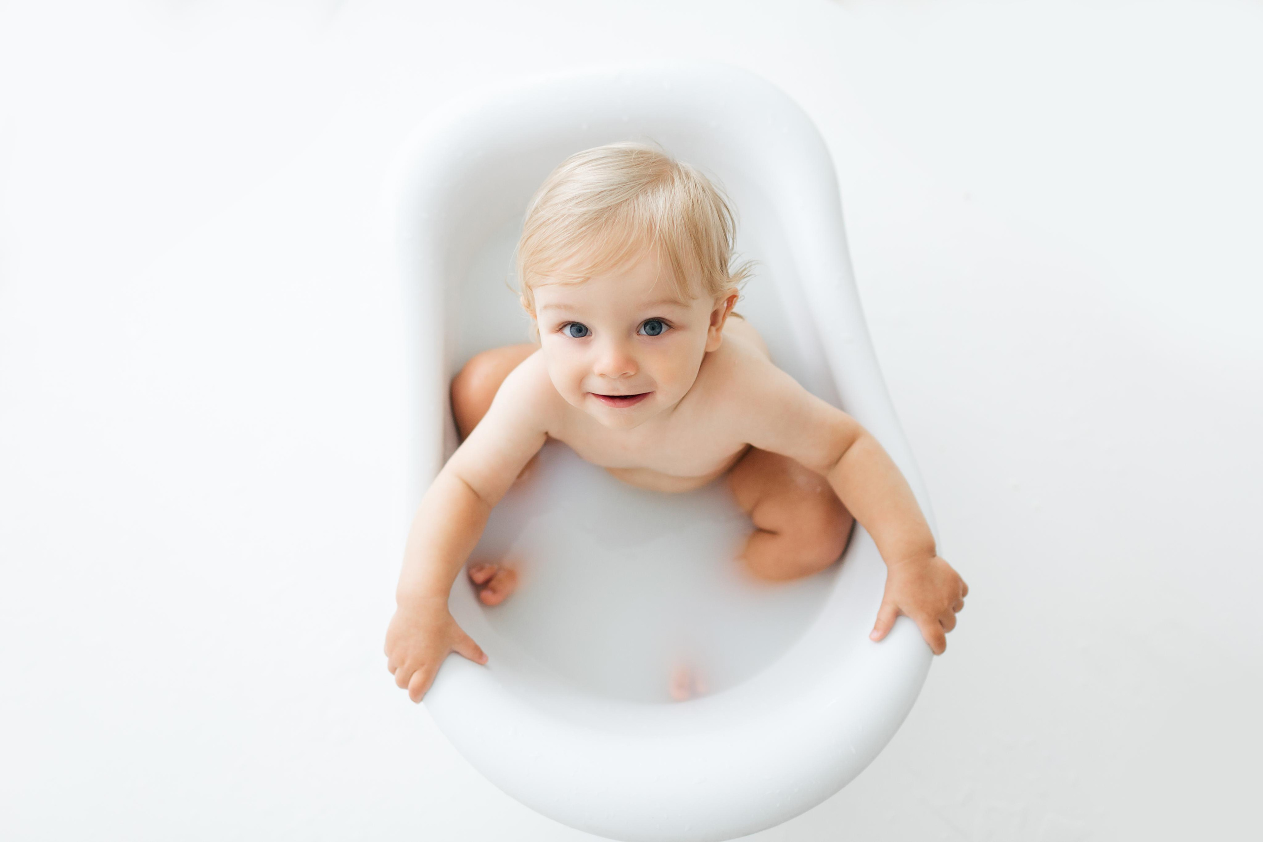 Купание малыша в ванне