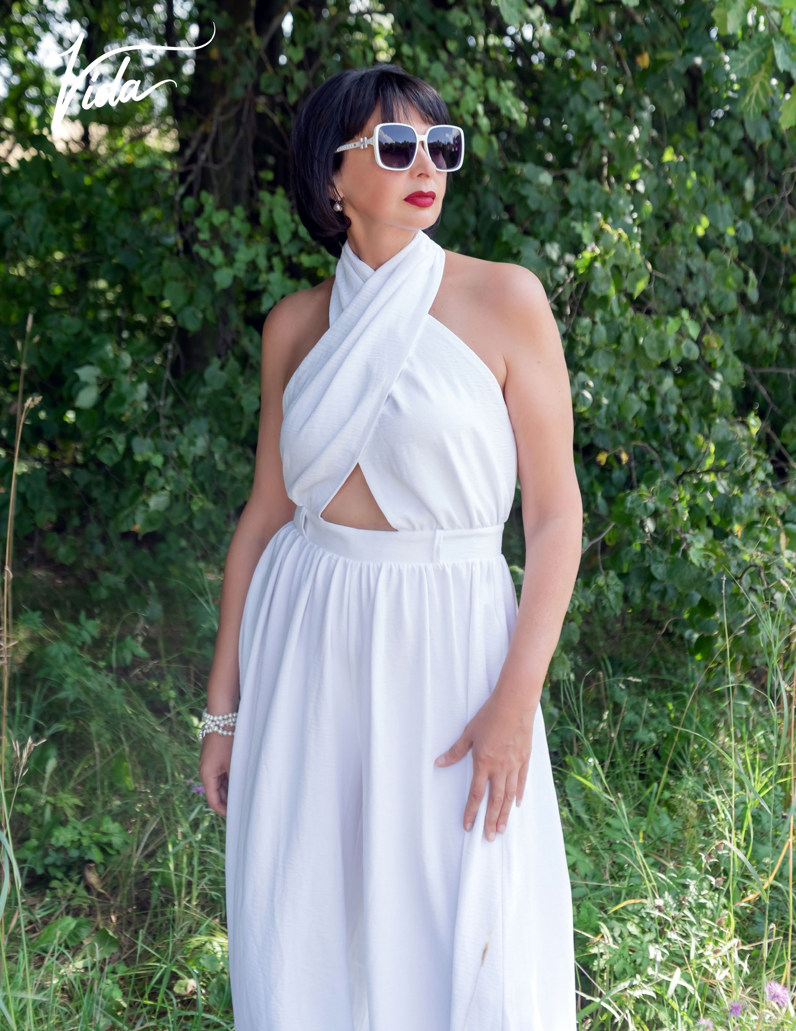 На фото отрывной лист журнала и девушка в белом комбинезоне.