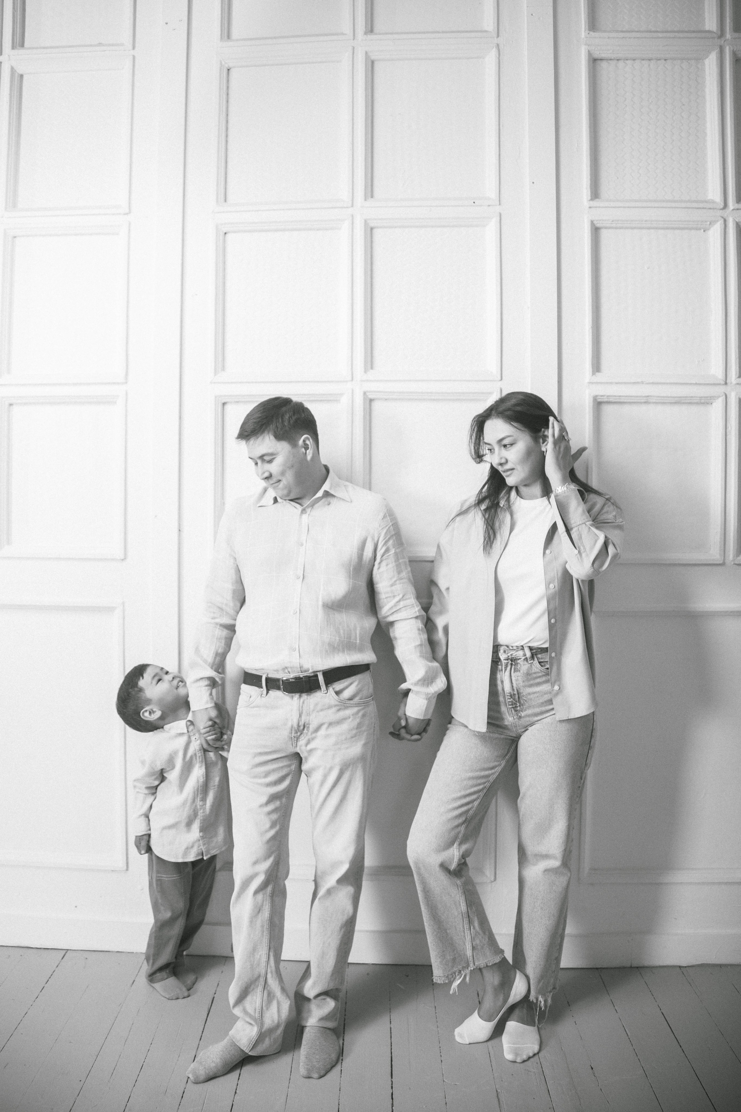 Семейная фотосессия в фотостудии 2Стула. Свадебный, семейный и портретный фотограф в Алматы, Костанай