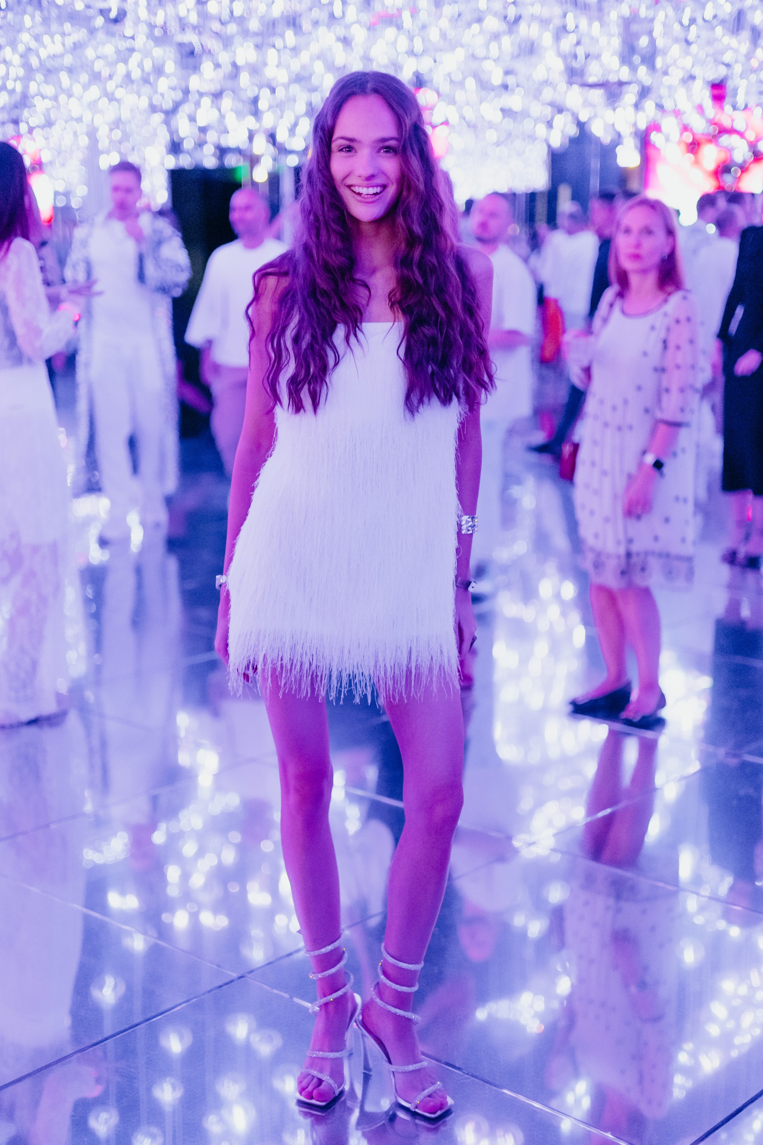 репортаж вечеринки-красивая девушка стоит на танцевальной площадке