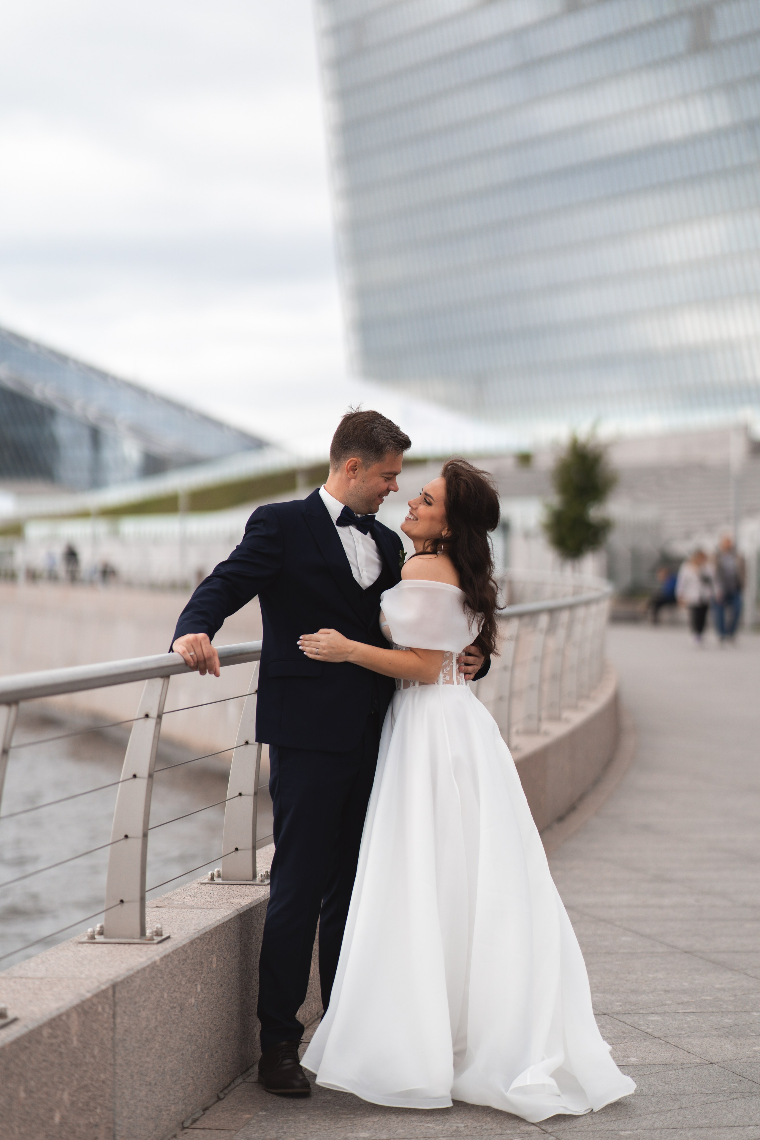 жених и невеста около лахта центра