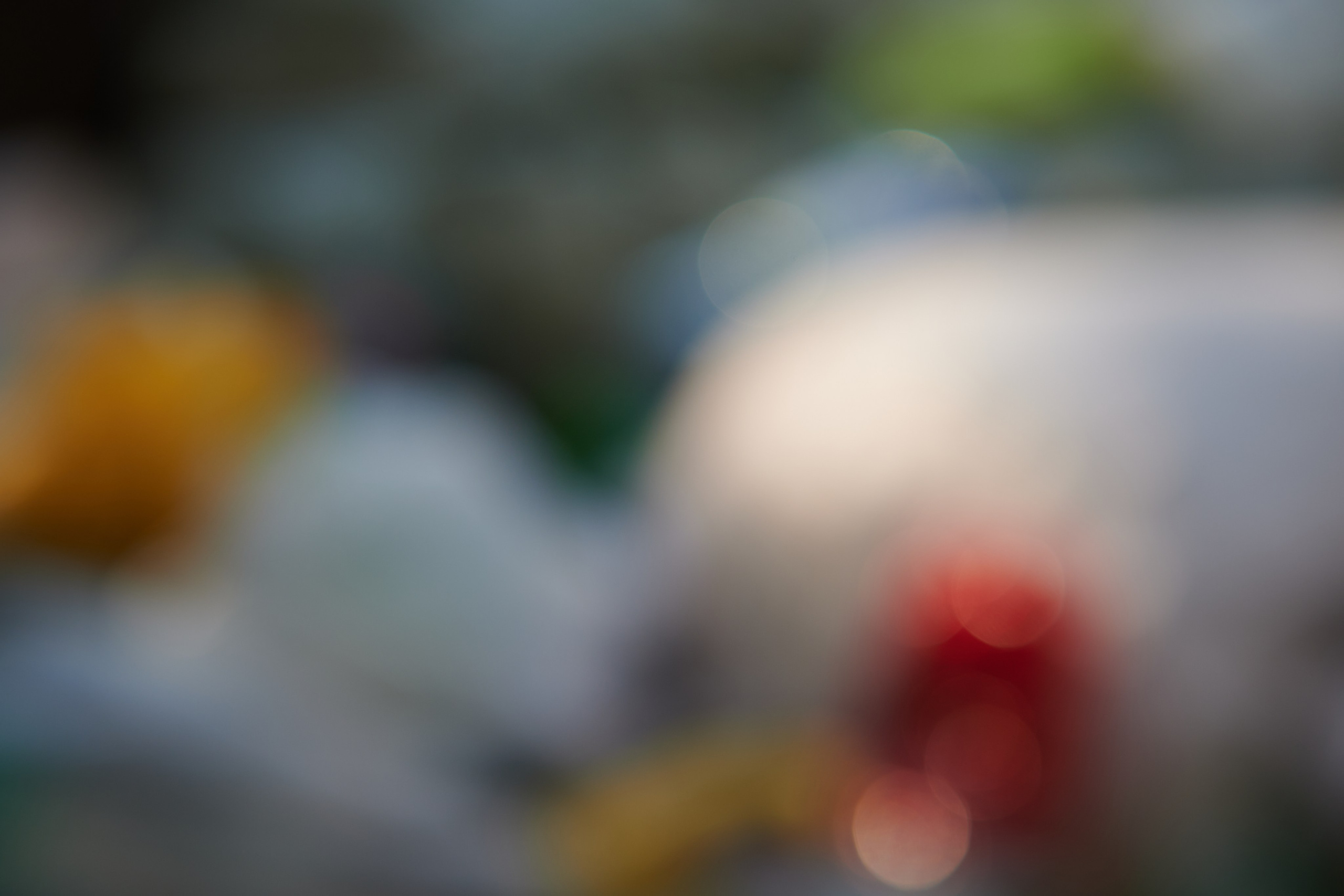 Авторская городская фотография, исследующая свет, цвет, архитектуру и визуальные ритмы городской среды. Фотограф: Ожерельев Лев