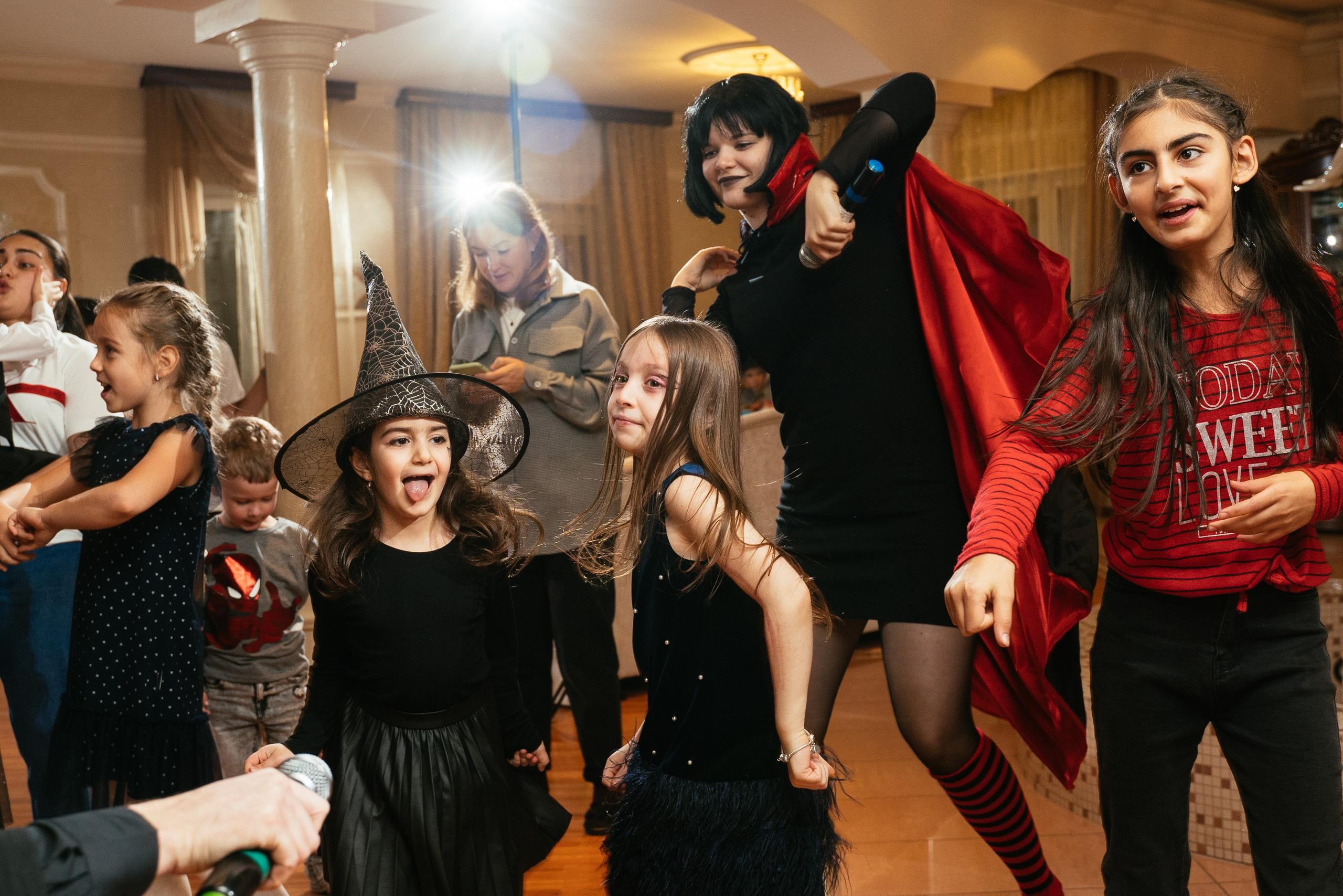 Хэллоуин и нащупай-шоу. Выпускные альбомы для детского сада и школы в Красноярске Мария Русяев