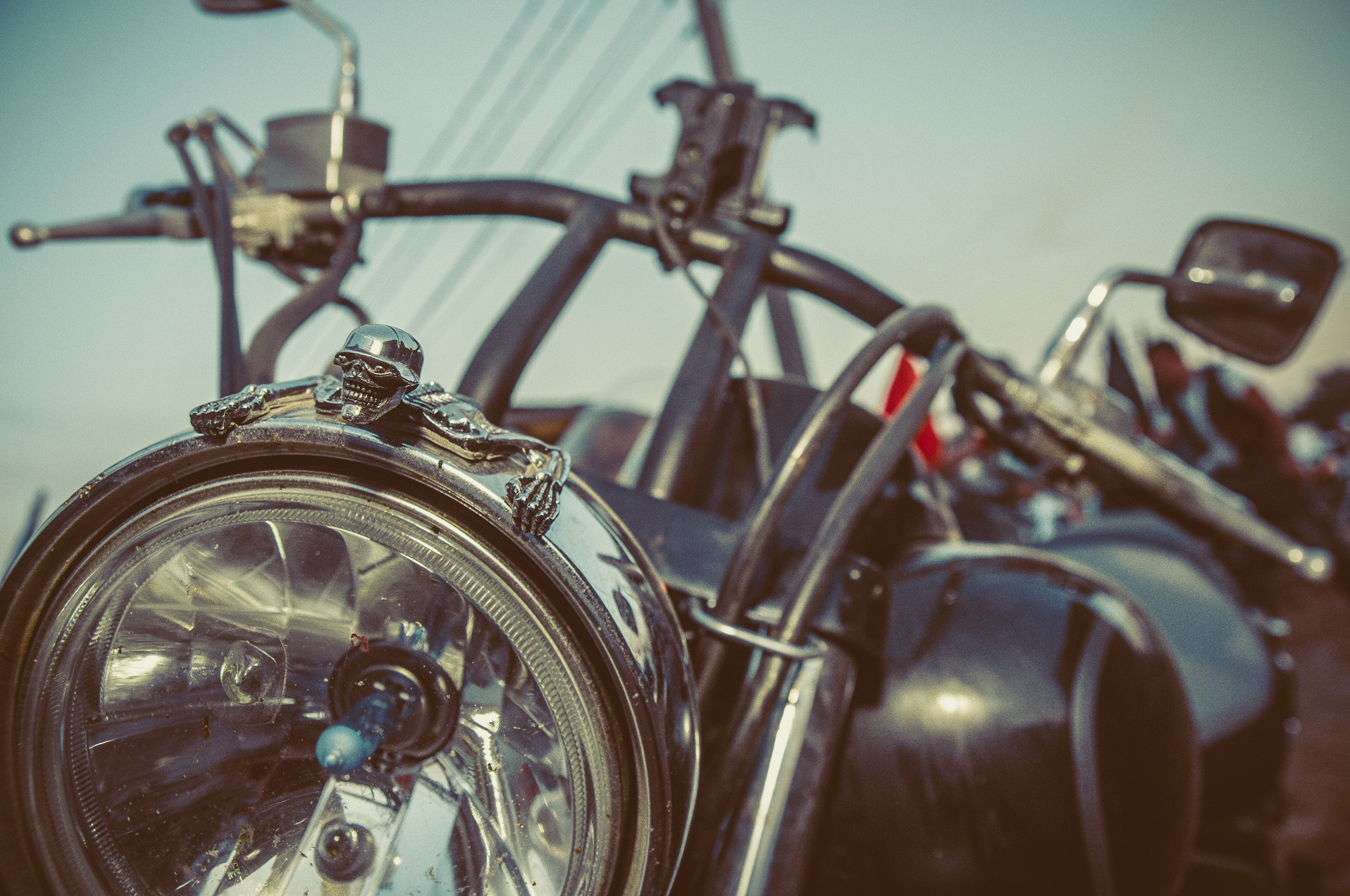 Небольшой скелет в немецкой каске на фаре мотоцикла