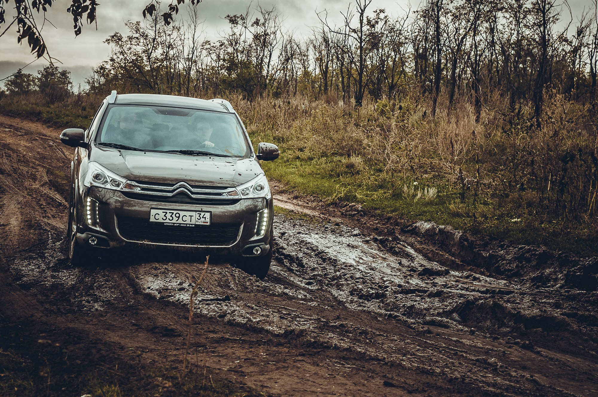 Автомобиль едет по грязи