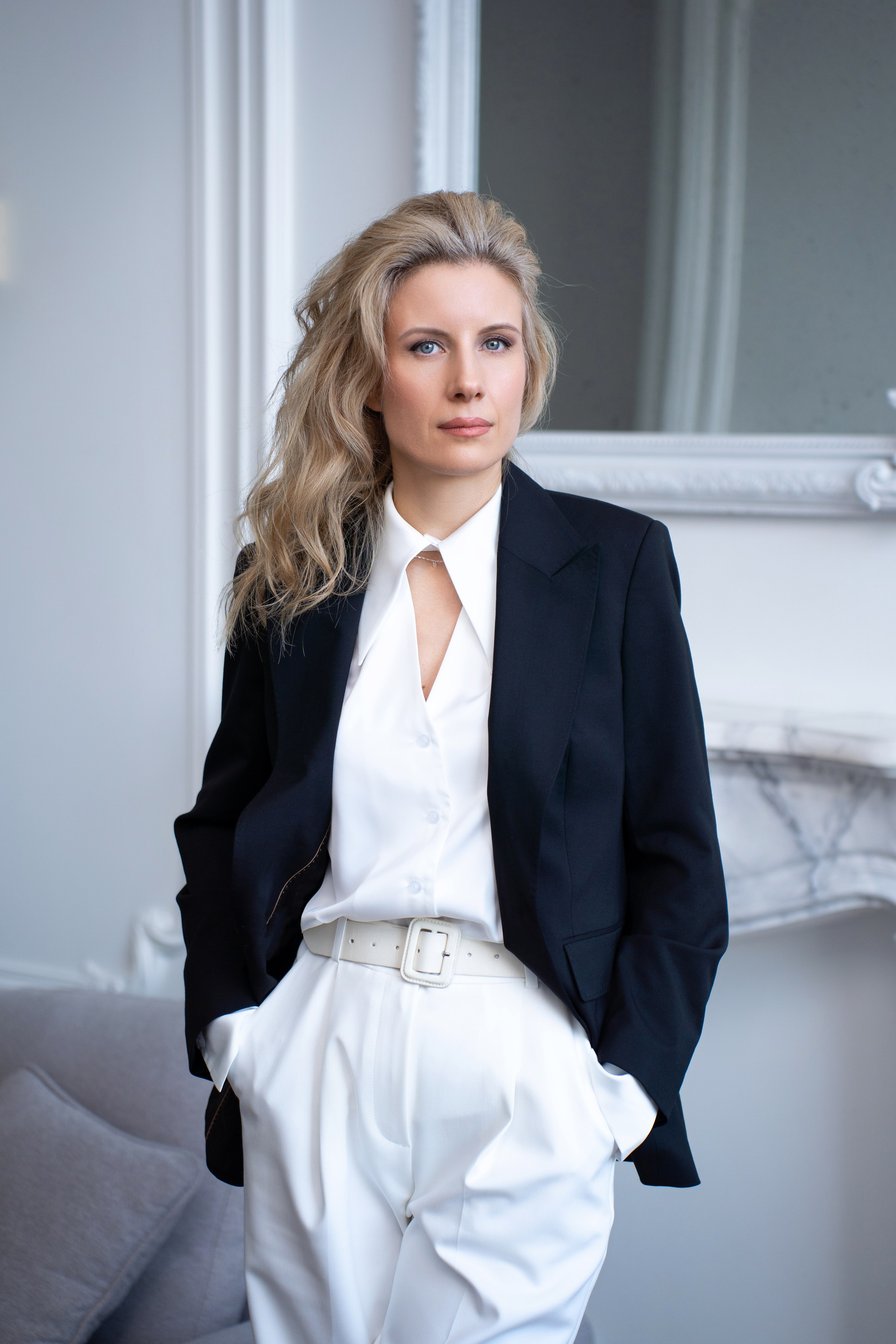 деловая фотосессия для девушки в студии