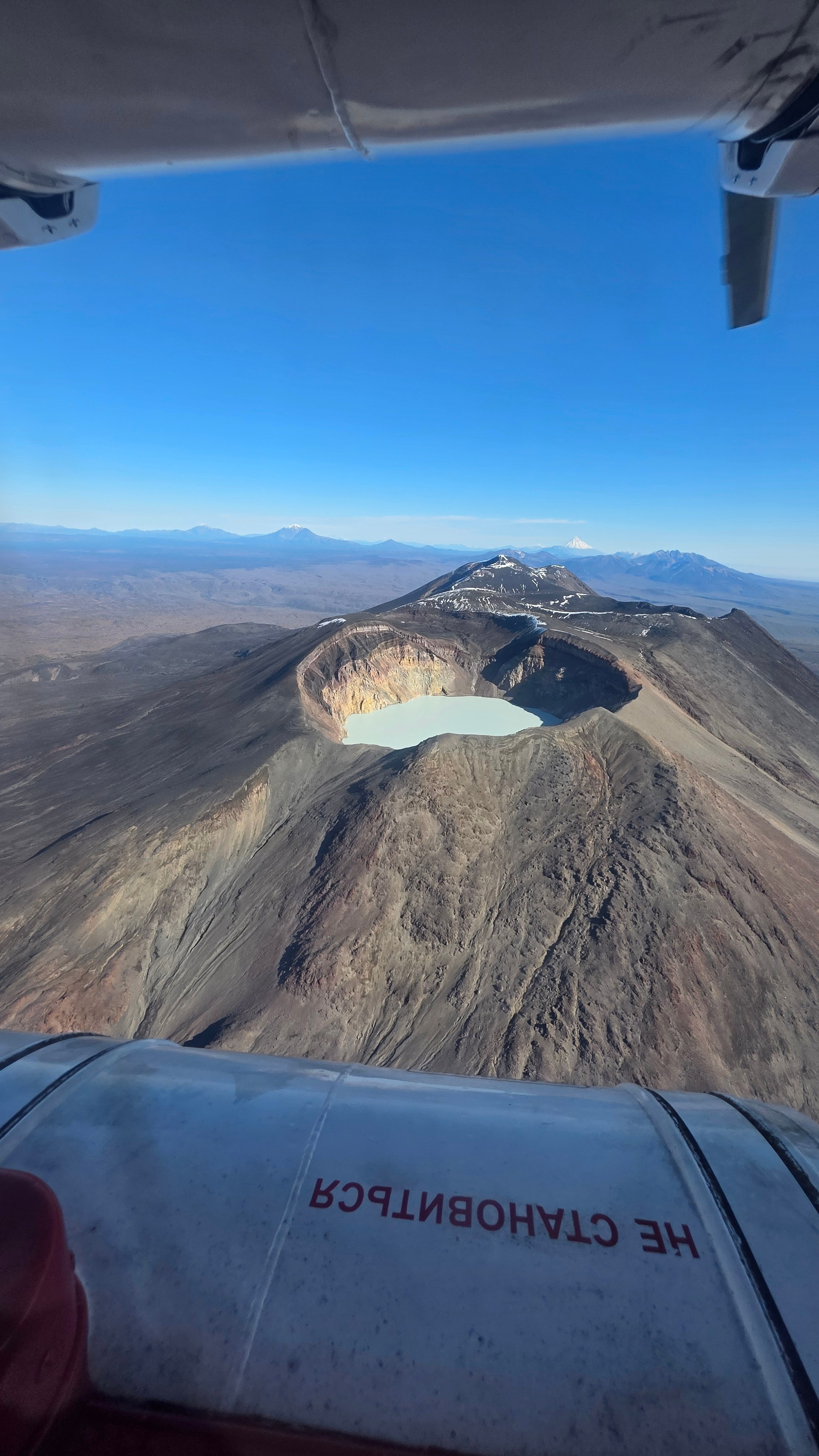Вертолетная экскурсия в Долину гейзеров, кальдеру вулкана Узон и Налычевские горячие источники. Экскурсионные туры по Камчатке