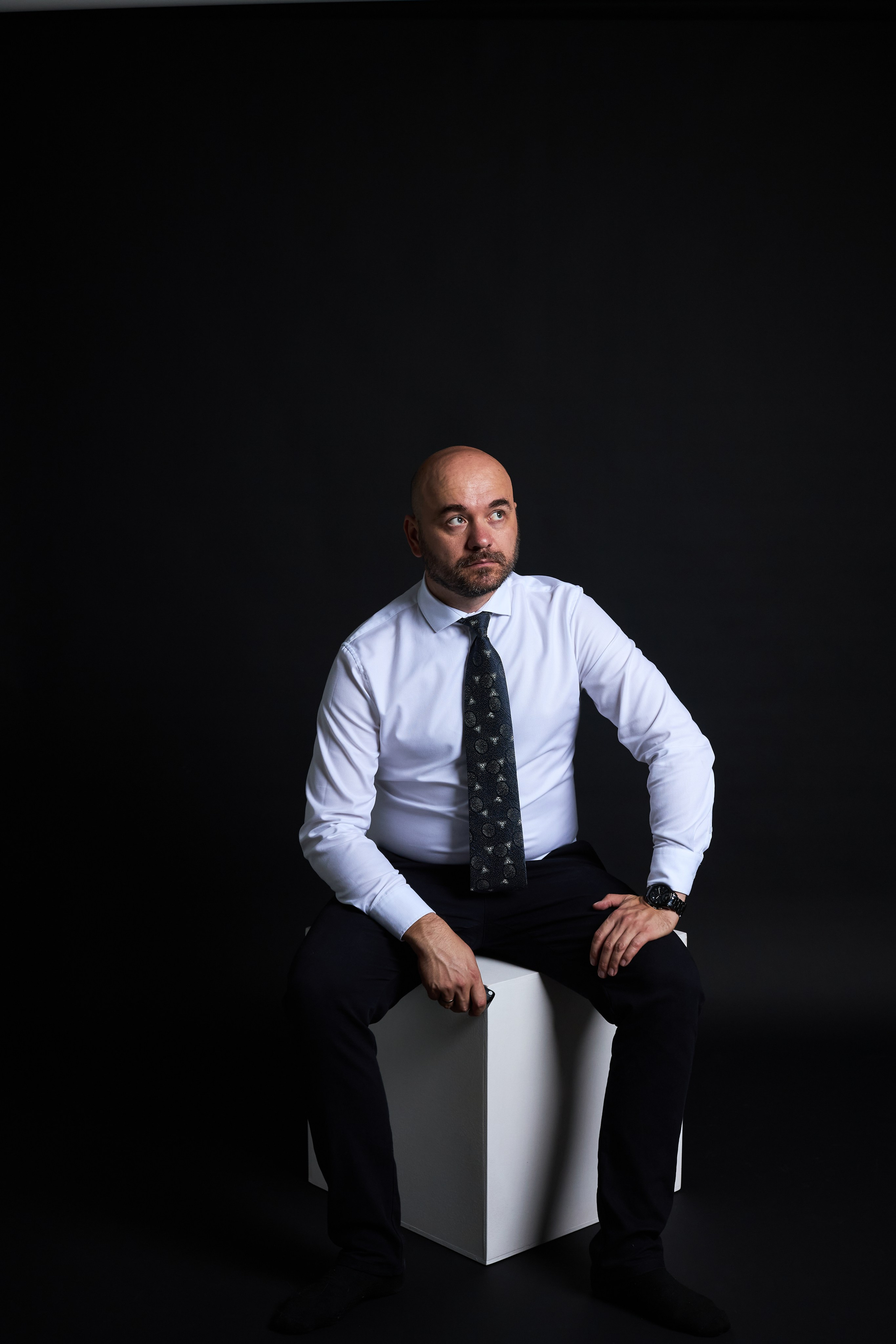 Автопортретная #5 - Фотостудия с чисто черным фоном для бизнеспортретов