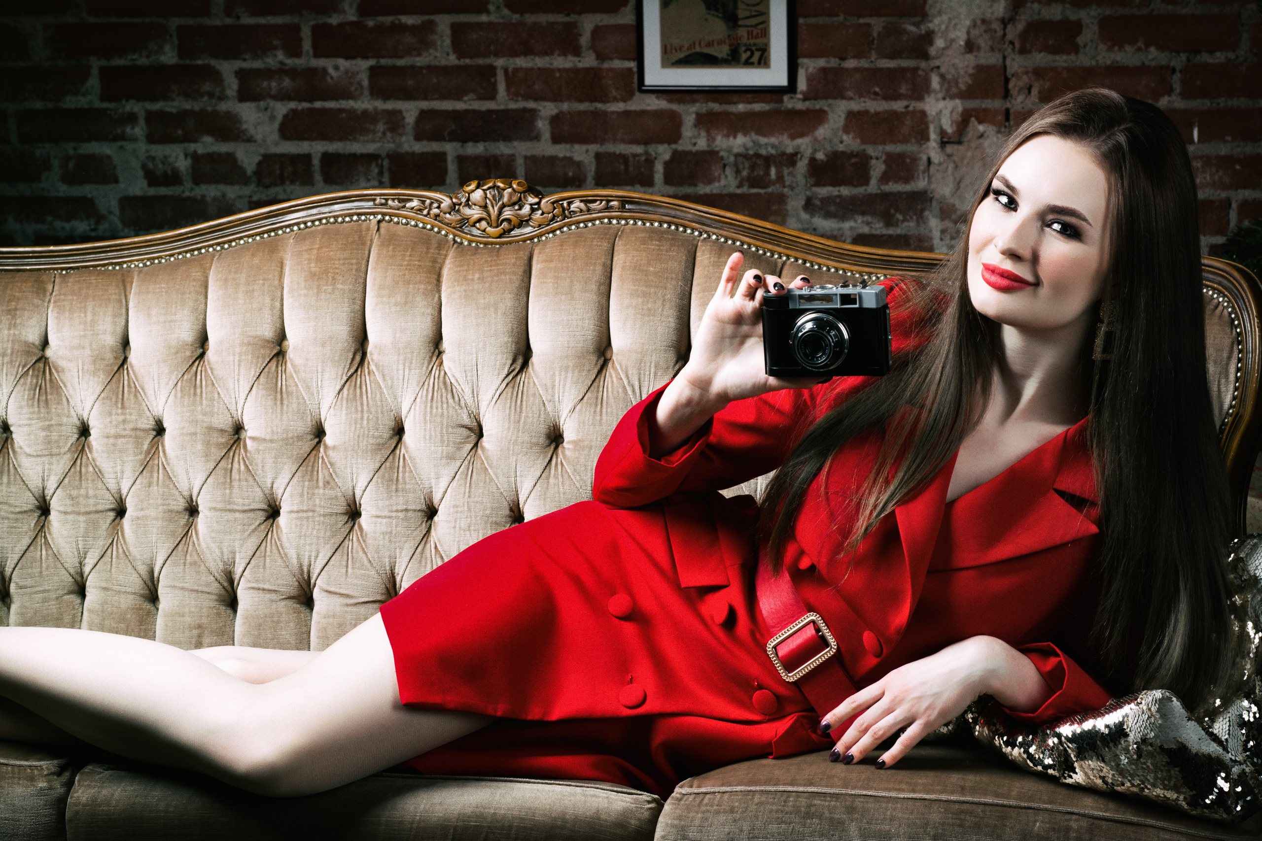 Девушка в красном