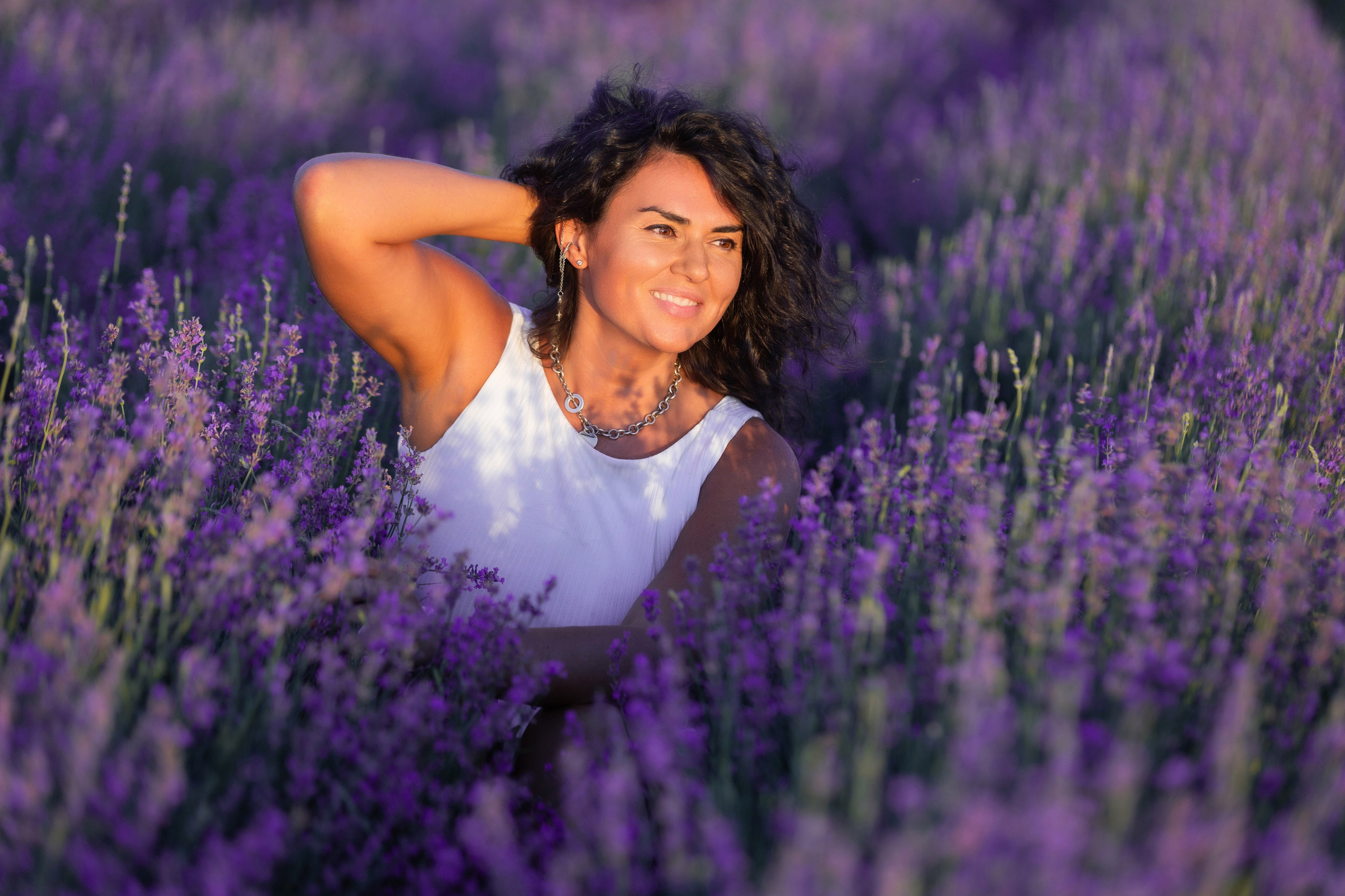 Романтичная фотосессия на природе от фотографа Богатырева Николая Николаевича – стильный портрет девушки с зонтом на железнодорожной платформе. Закажите атмосферную съемку в Мценске, Орле, Черни! Узнайте больше на BOGATYREVPHOTO.RU