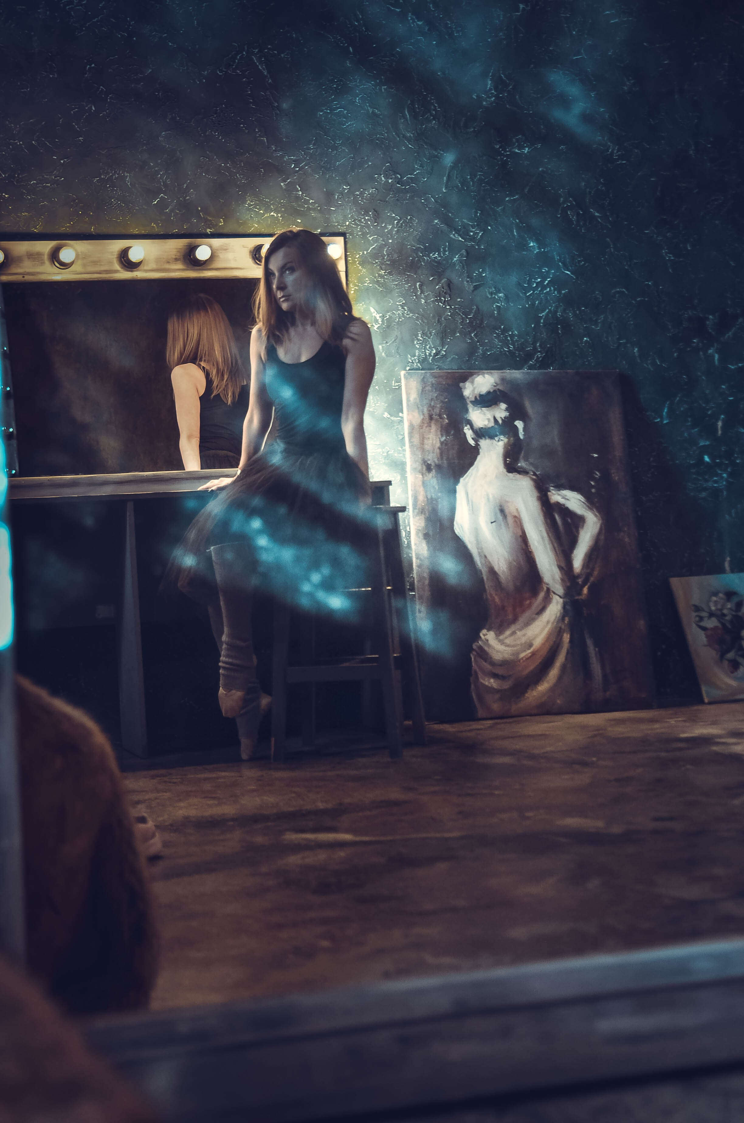 творческая фотосессия у зеркала, девушка в красивых лучах света