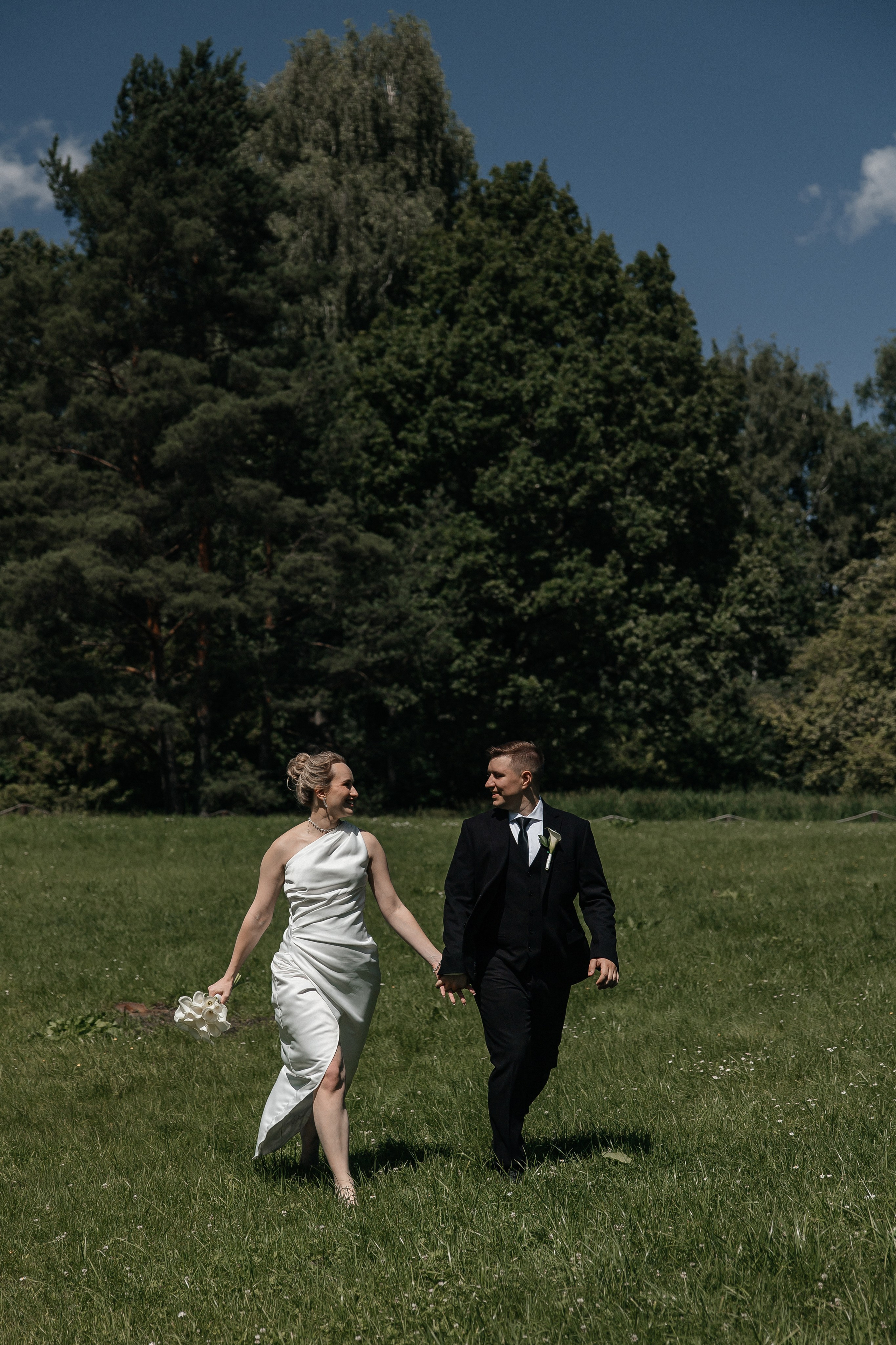 Свадебная фотосессия в Ботаническом саду имени Цицина. Свадебный фотограф в Москве Дарья Олендарёва