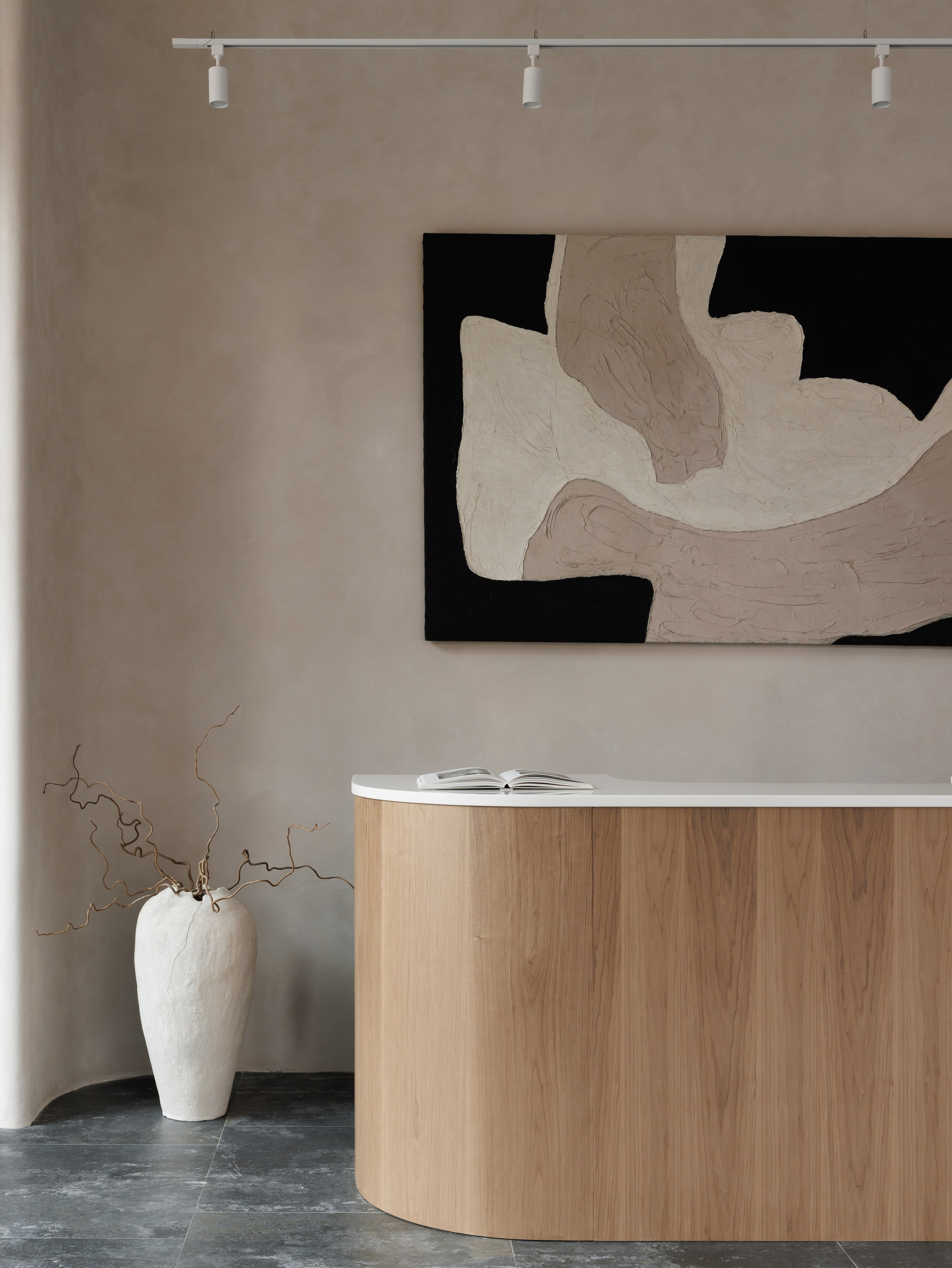 авторская стойка рецепшн на заказ в бутике Landscape, натуральное дерево, бионика, интерьер от Ксении Новиковой