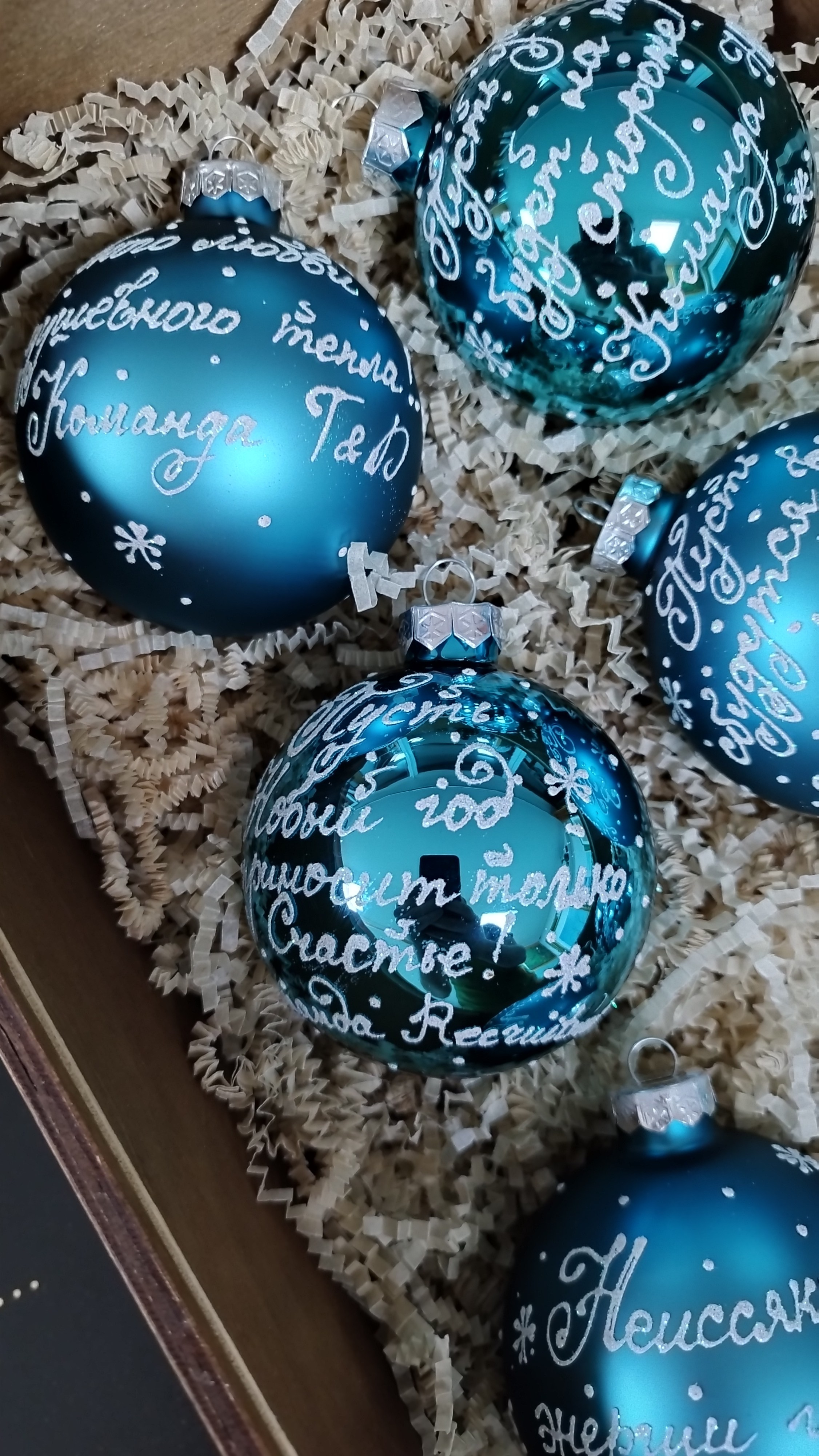 Елочный шар с росписью-Ваш лучший подарок на Новый Год. Арт-вечеринки и мастер-классы в Москве для взрослых и детей