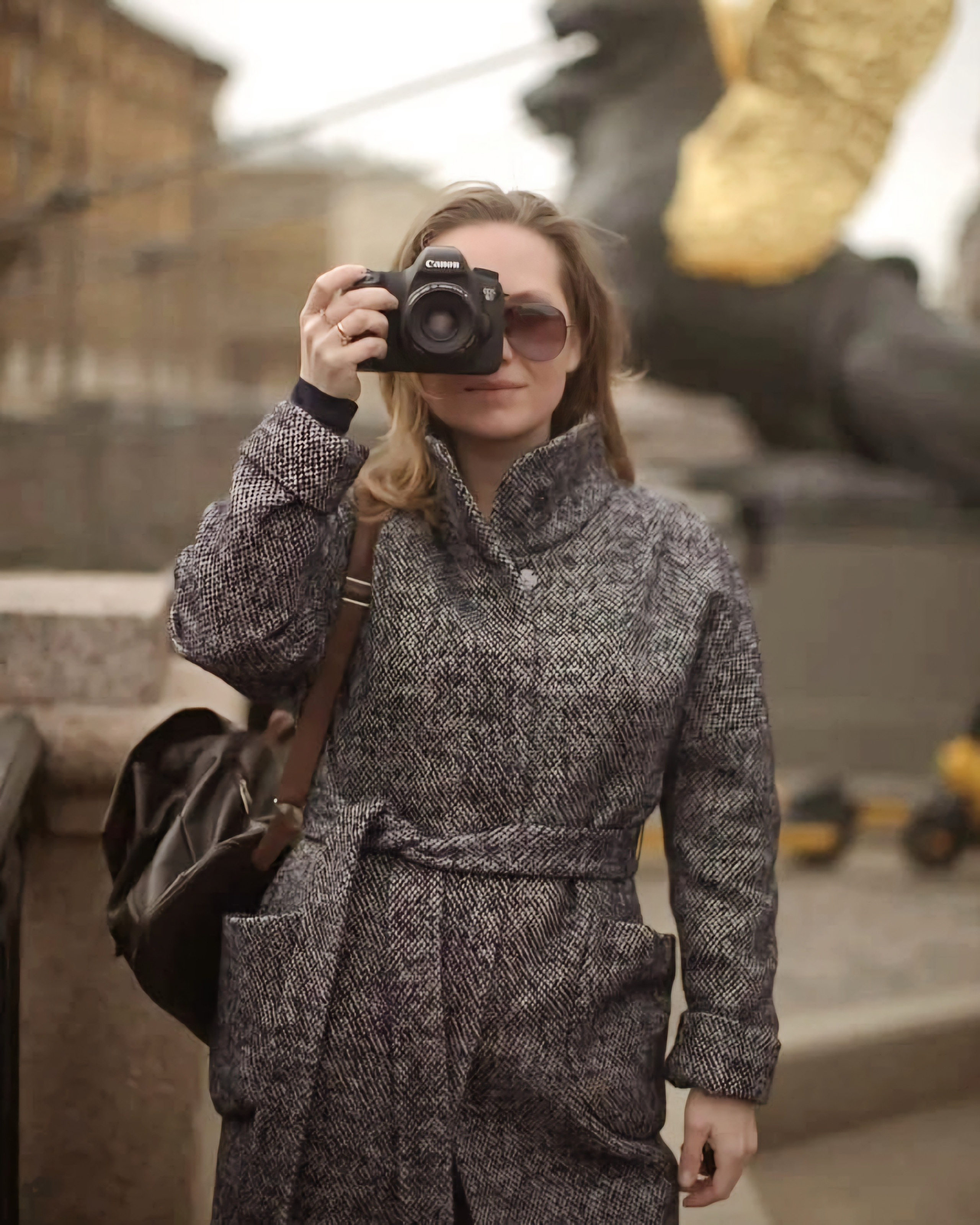 Анастасия с камерой в руках на петербургской улице, твидовое пальто: фотограф по ту сторону объектива. Из личной съёмки