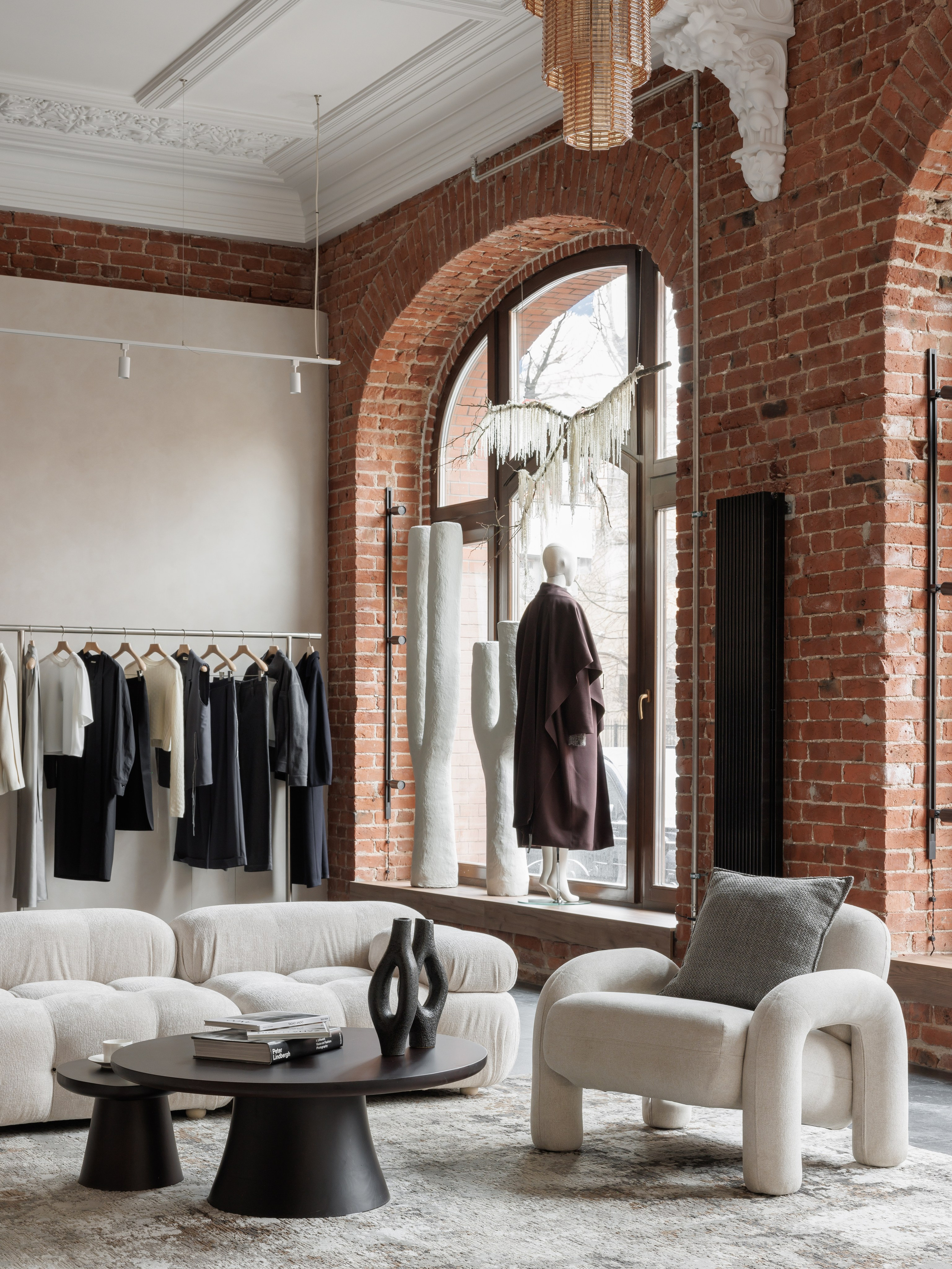 арочные окна, радиальные перегородки, высокий потолок, архитектурное наследие Петербурга, интерьерный дизайн ksudsgn