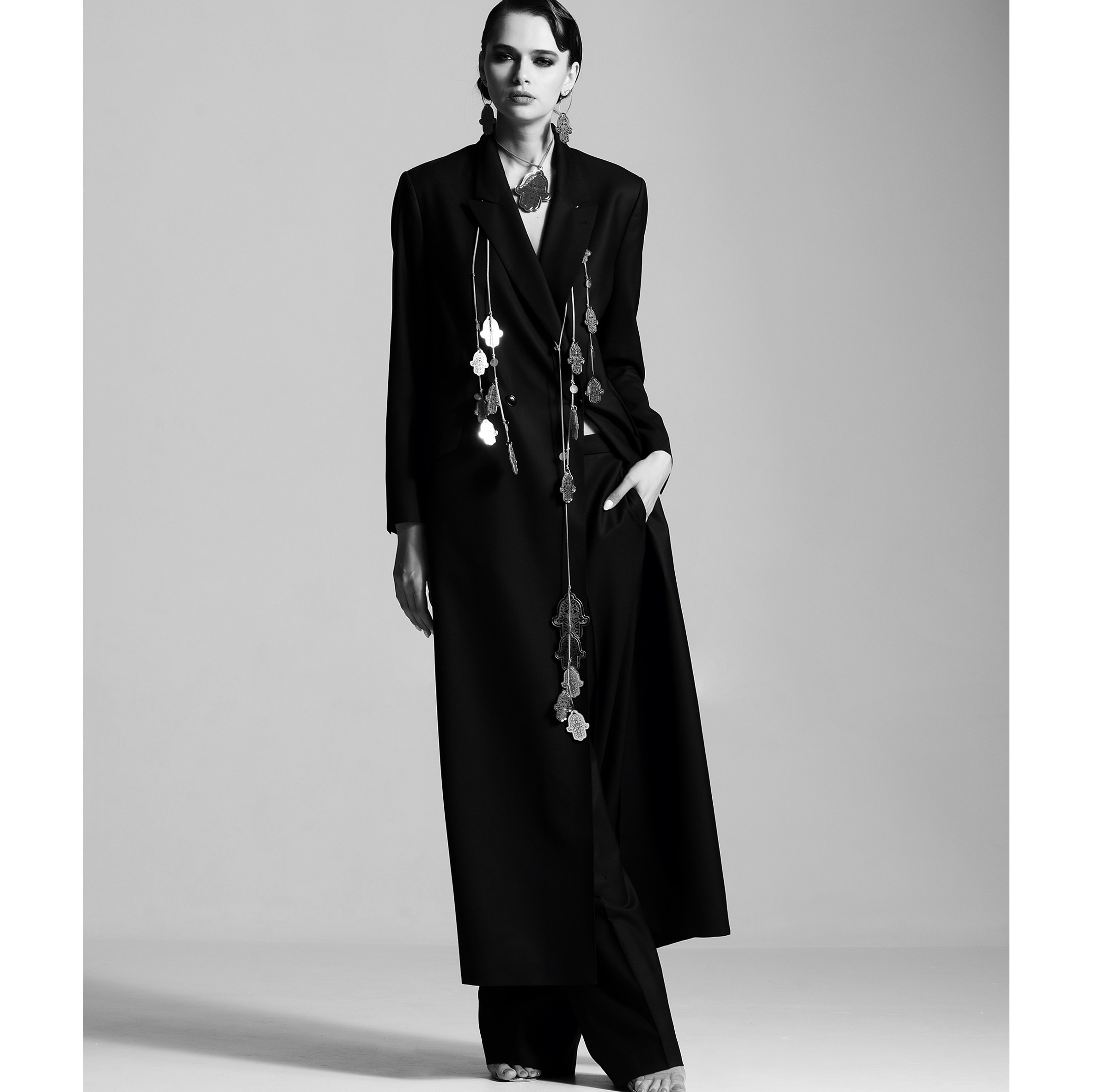 Fashion-фотосъёмка дизайнерского чёрного костюма с подвесными аксессуарами ZKOMA для лукбука коллекции