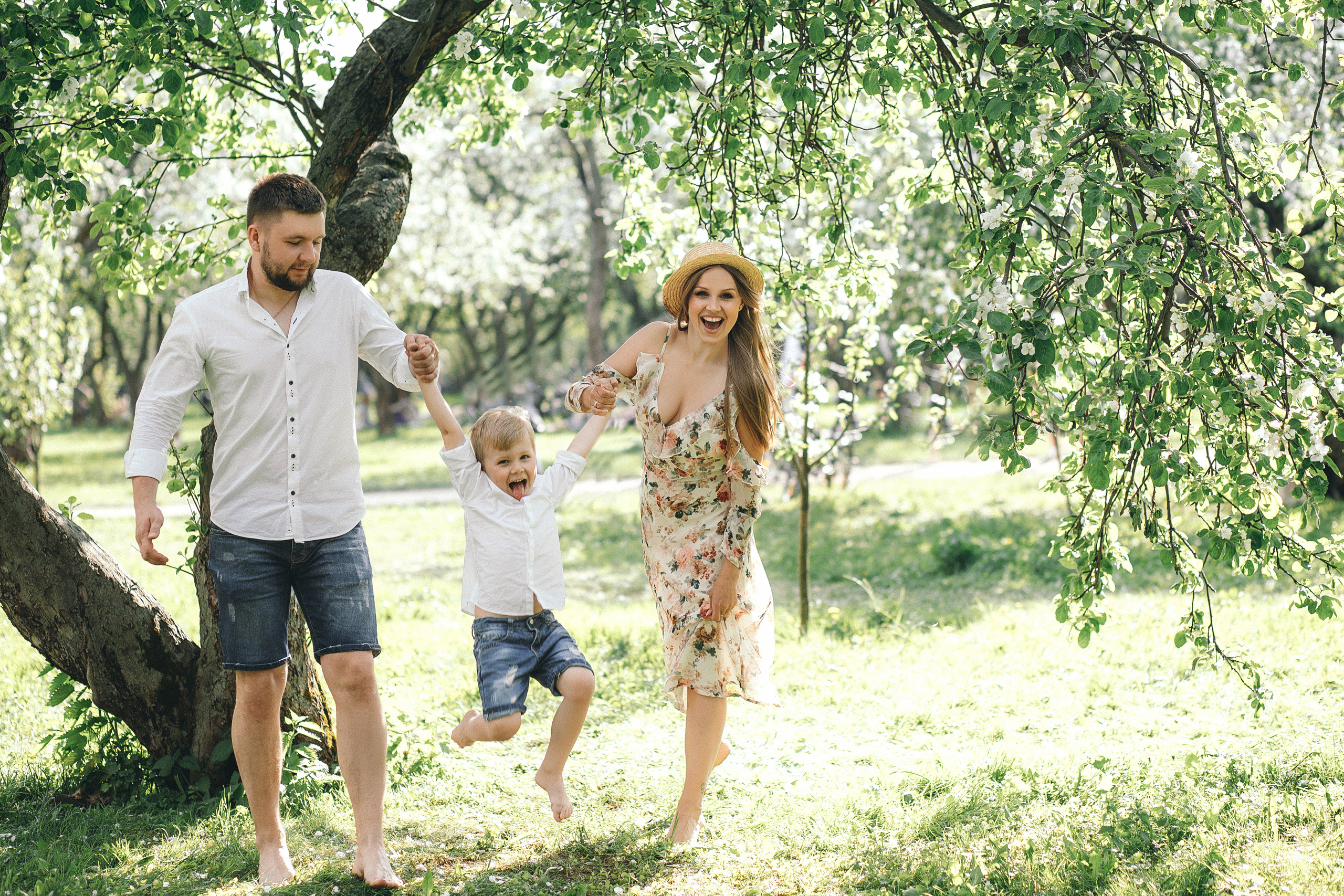 Семейная фотосессия в цветущих садах в Коломенском