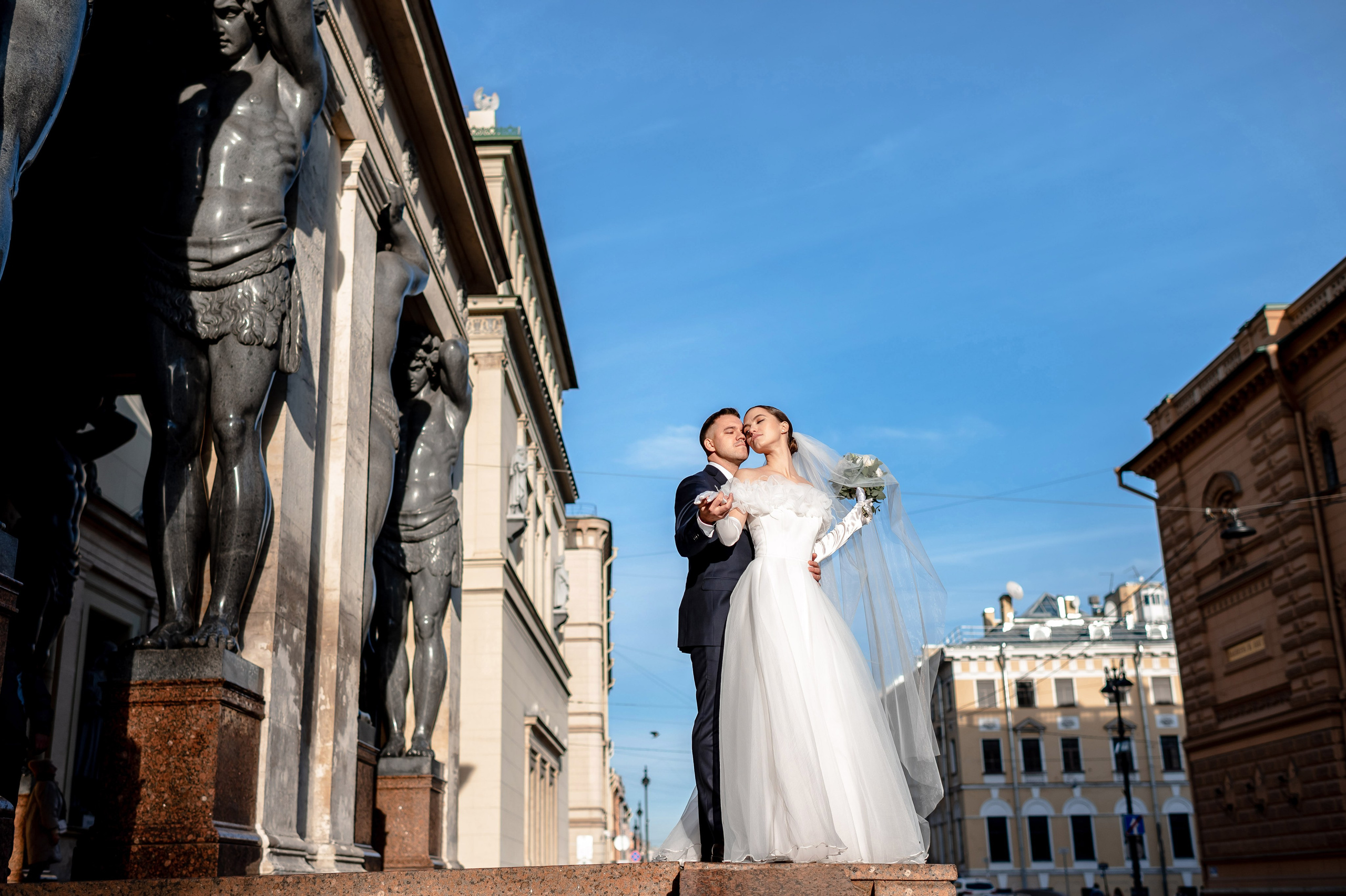 Осенняя великолепная свадебная прогулка жениха и невесты в октябре в Санкт-Петербурге в Михайловском парке и у Атлантов на Миллионной улице. Портретный, семейный и свадебный фотограф в Санкт-Петербурге и в Пушкине Ширяев Денис