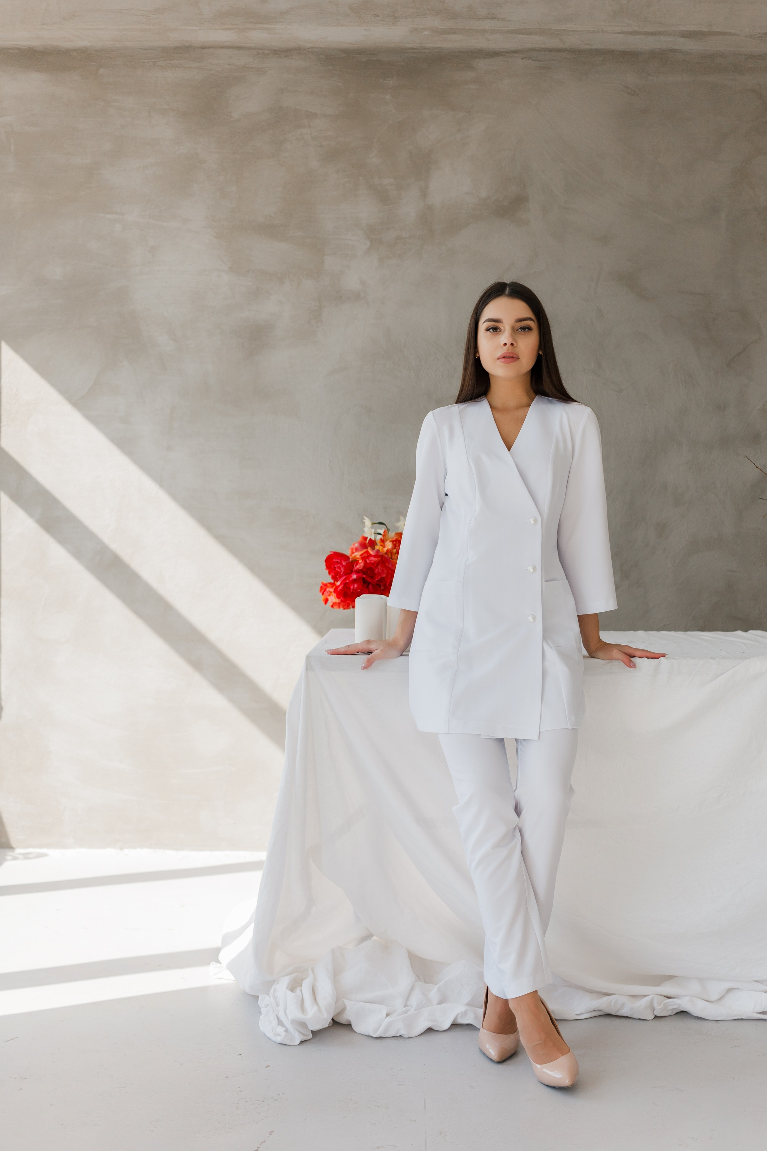 Каталожная съемка, это как правило, фотосъемка одежды для интернет-магазинана на белом или сером фоне.