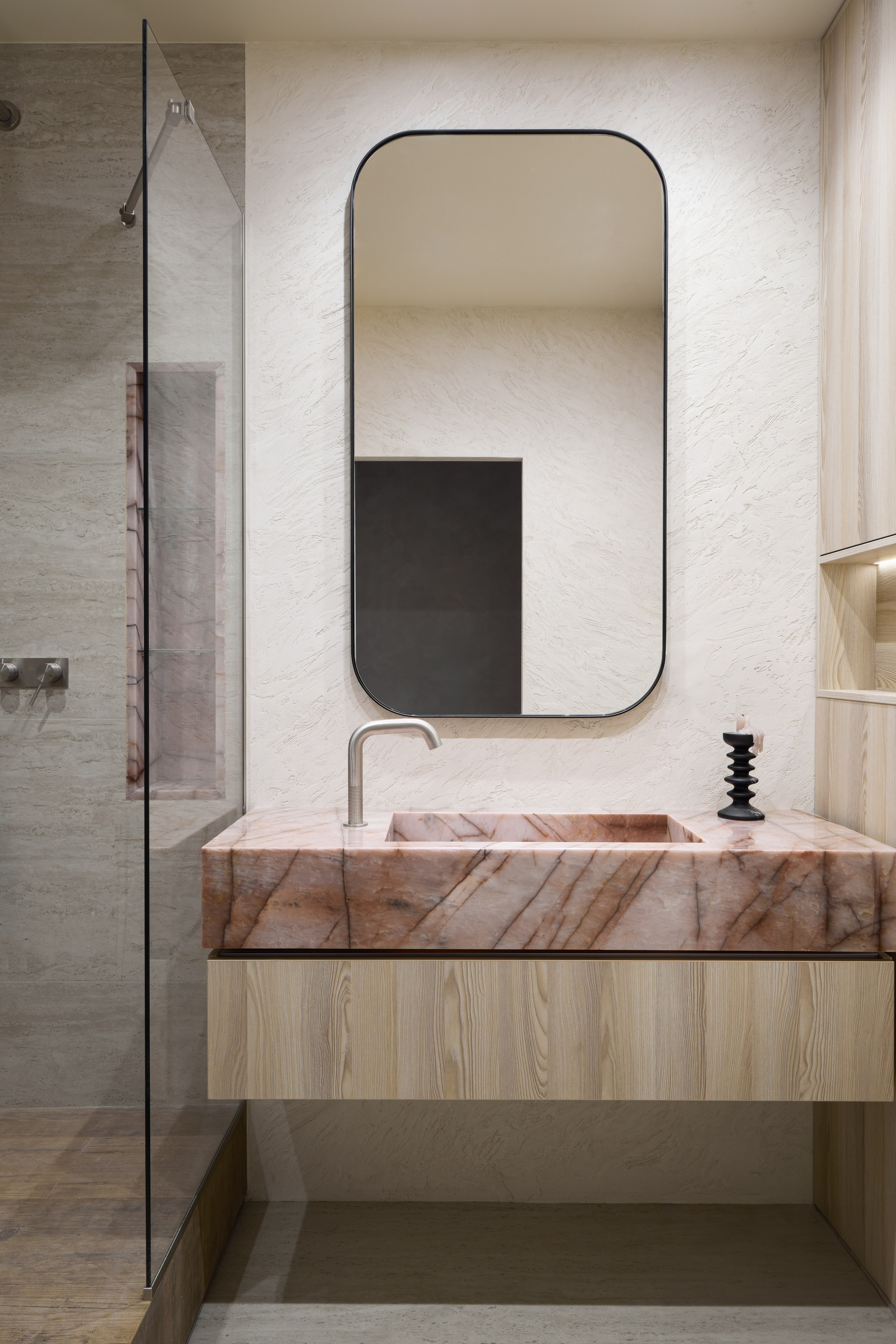 Ванная комната с премиальной сантехникой и индивидуальными деталями. Дизайн от Ксении Новиковой (ksudsgn), выполнен в рамках проекта в Петербурге.