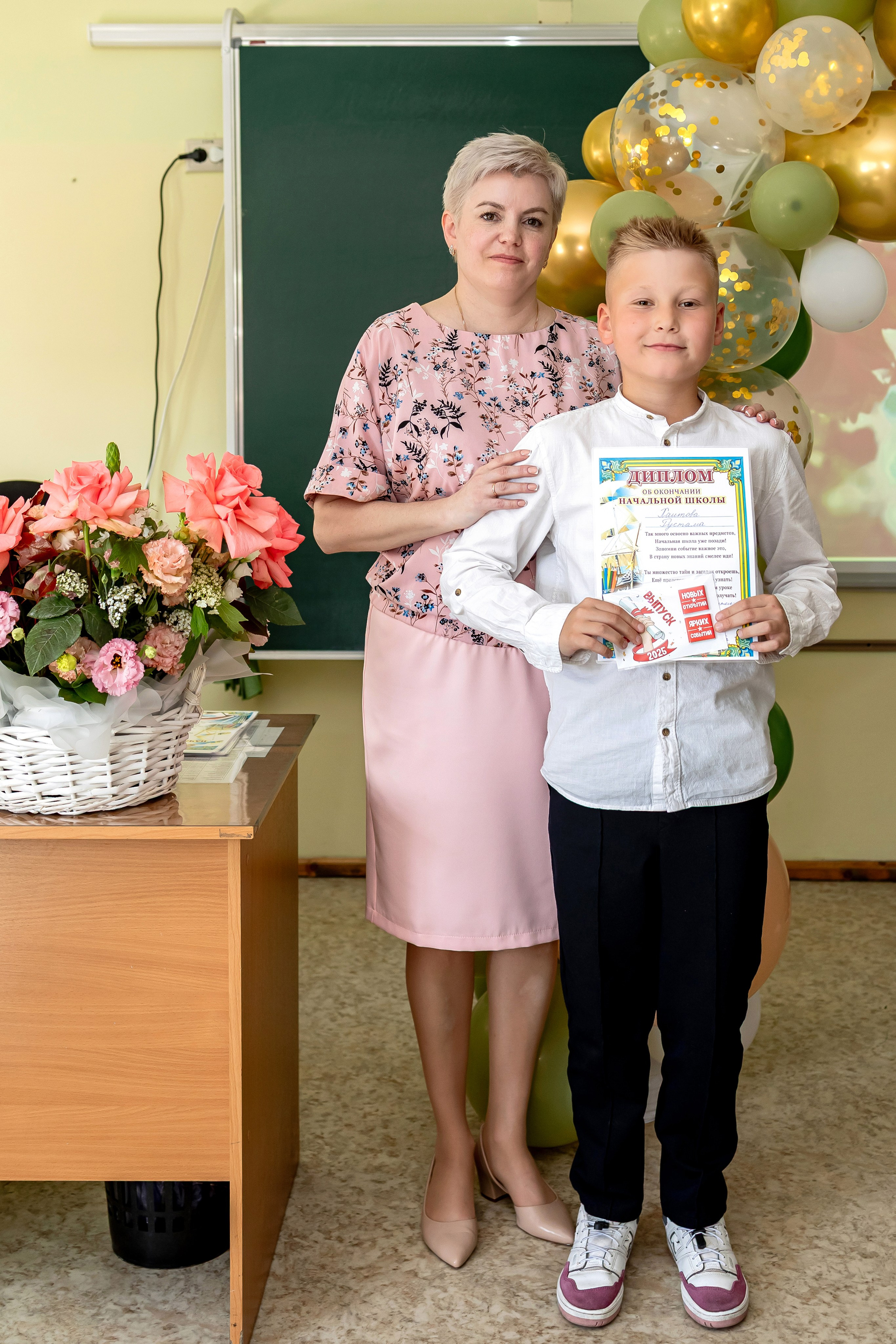 Выпускной в начальной школе в классе. Фотограф и видеограф Москва. Свадебный фотограф, видеограф. Выпускные альбомы. Оживающие альбомы