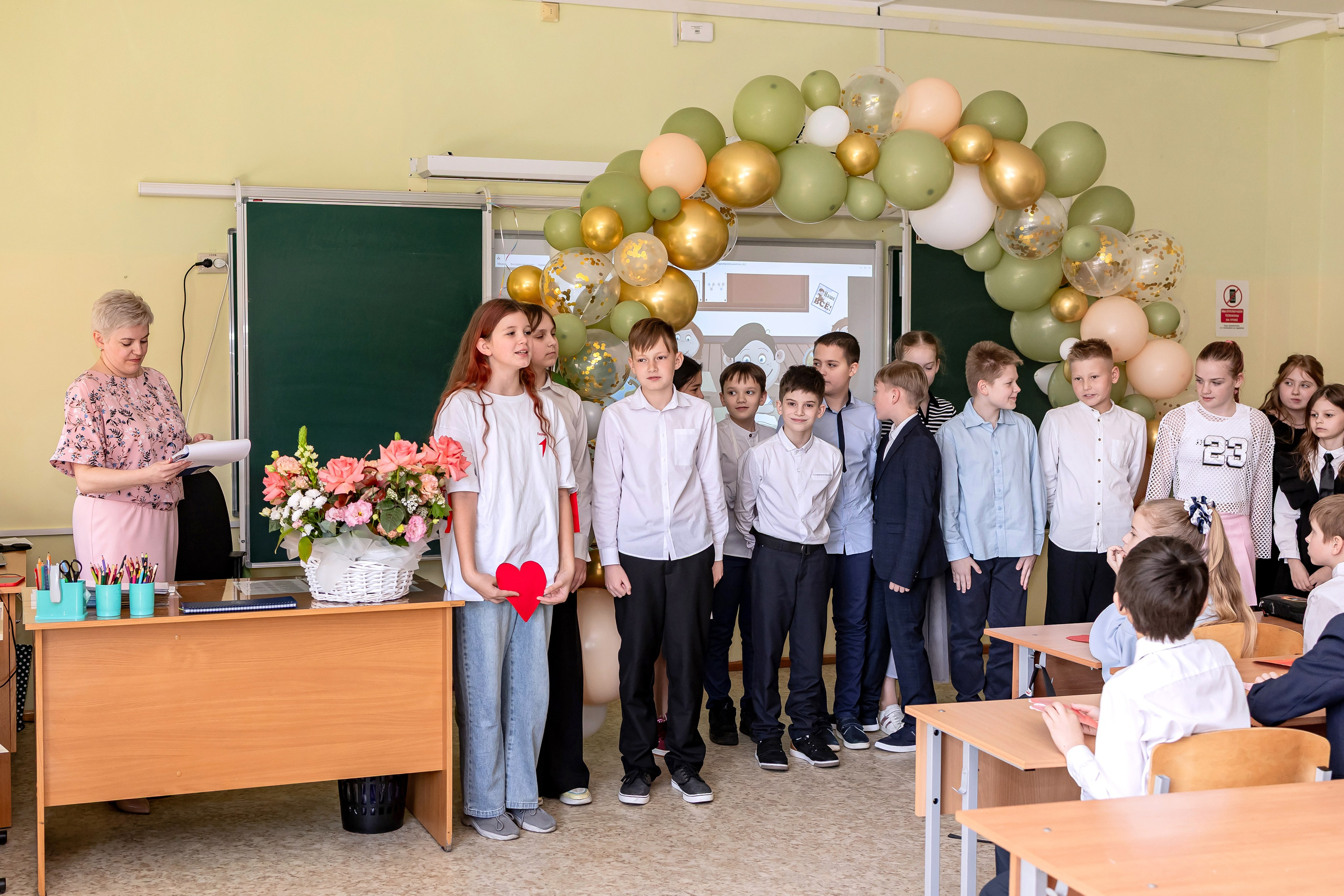 Выпускной в начальной школе в классе. Фотограф и видеограф Москва. Свадебный фотограф, видеограф. Выпускные альбомы. Оживающие альбомы